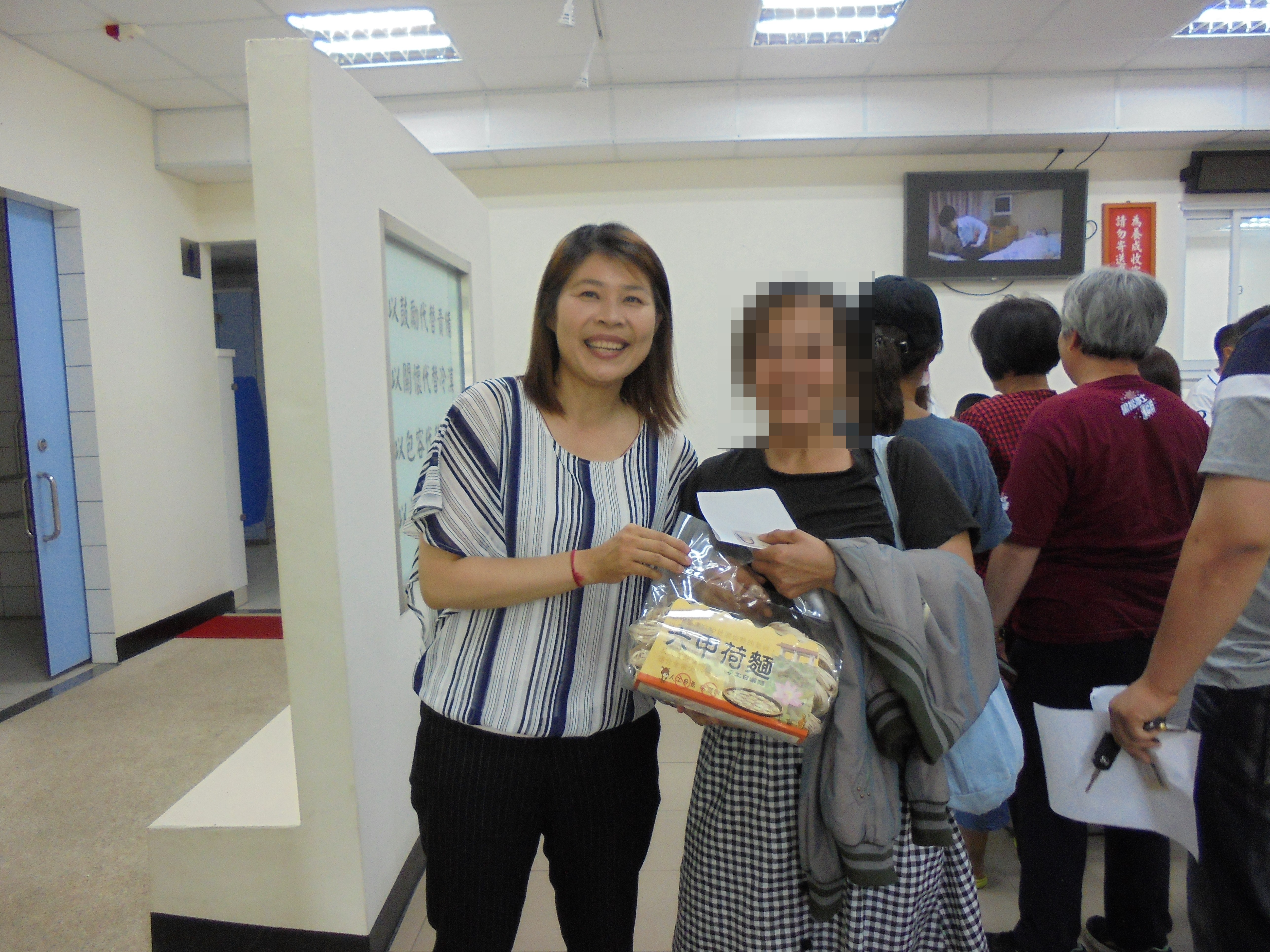 臺南二監政風室主任劉香誼贈送得獎民眾(六甲荷麵)