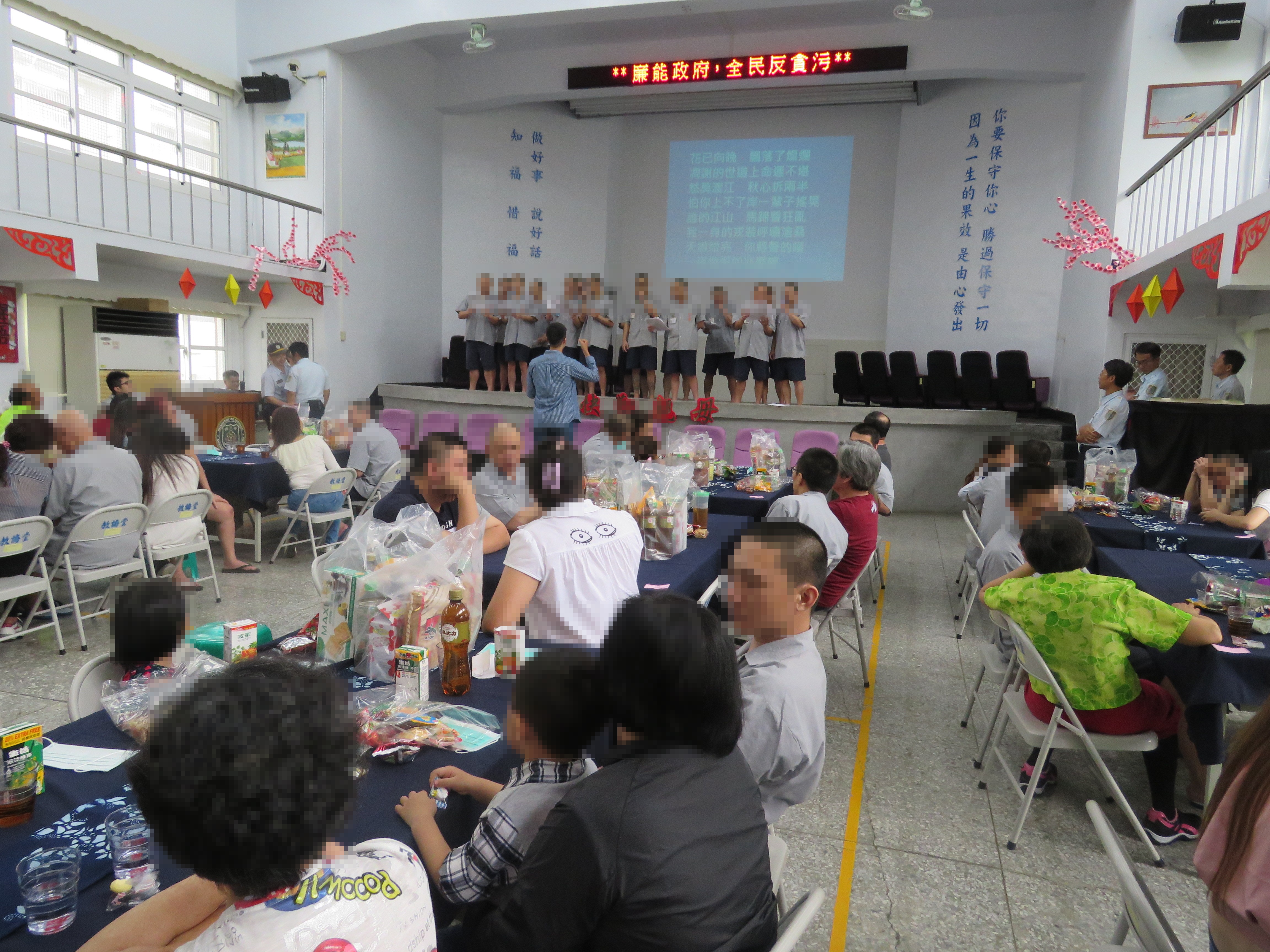 母親節面對面懇親活動-收容人於台上表演