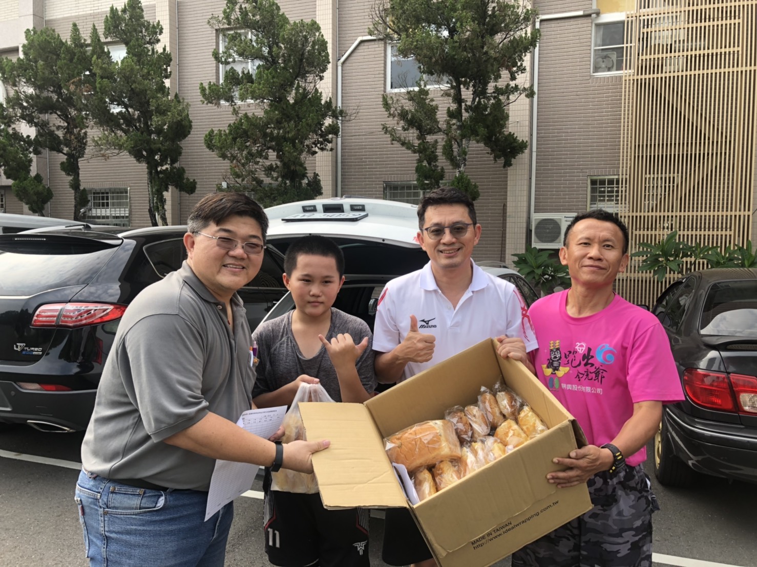 南二監送愛心-作業導師鄭博文開心與送愛心人合照