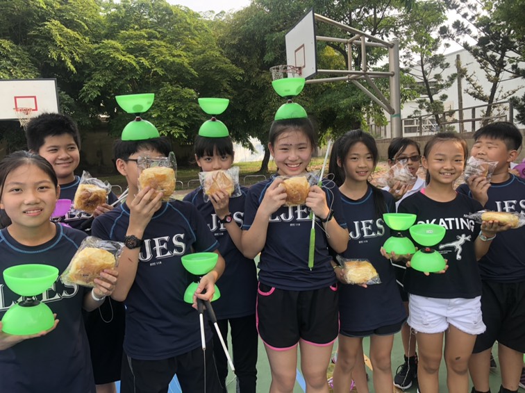 學生收到本監烘焙麵包開心合