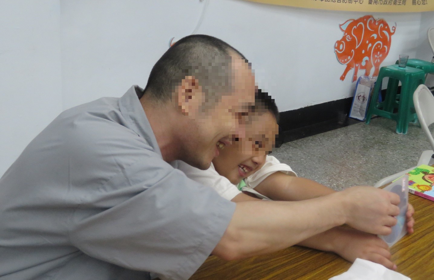 收容人將光碟送給子女開心著笑著