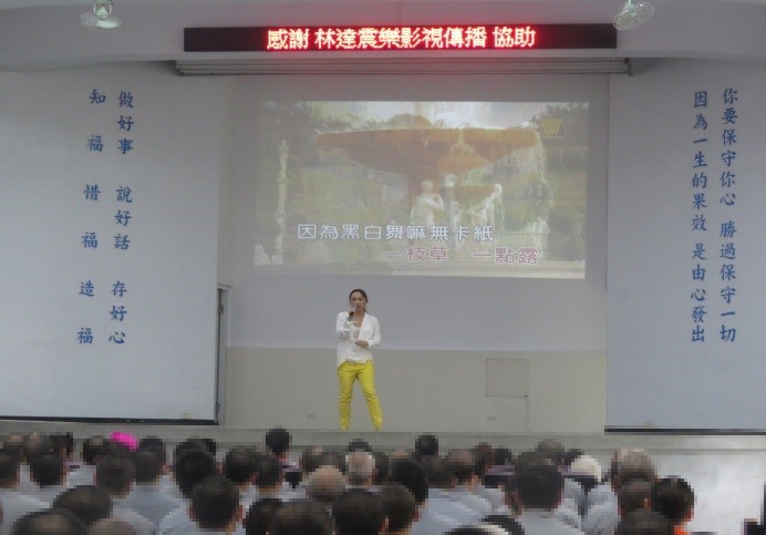 戲說台灣演員in南2監_女演員在台上唱歌