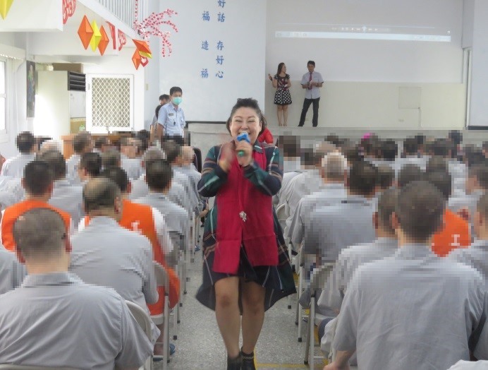 戲說台灣演員in南2監_演員下台唱歌