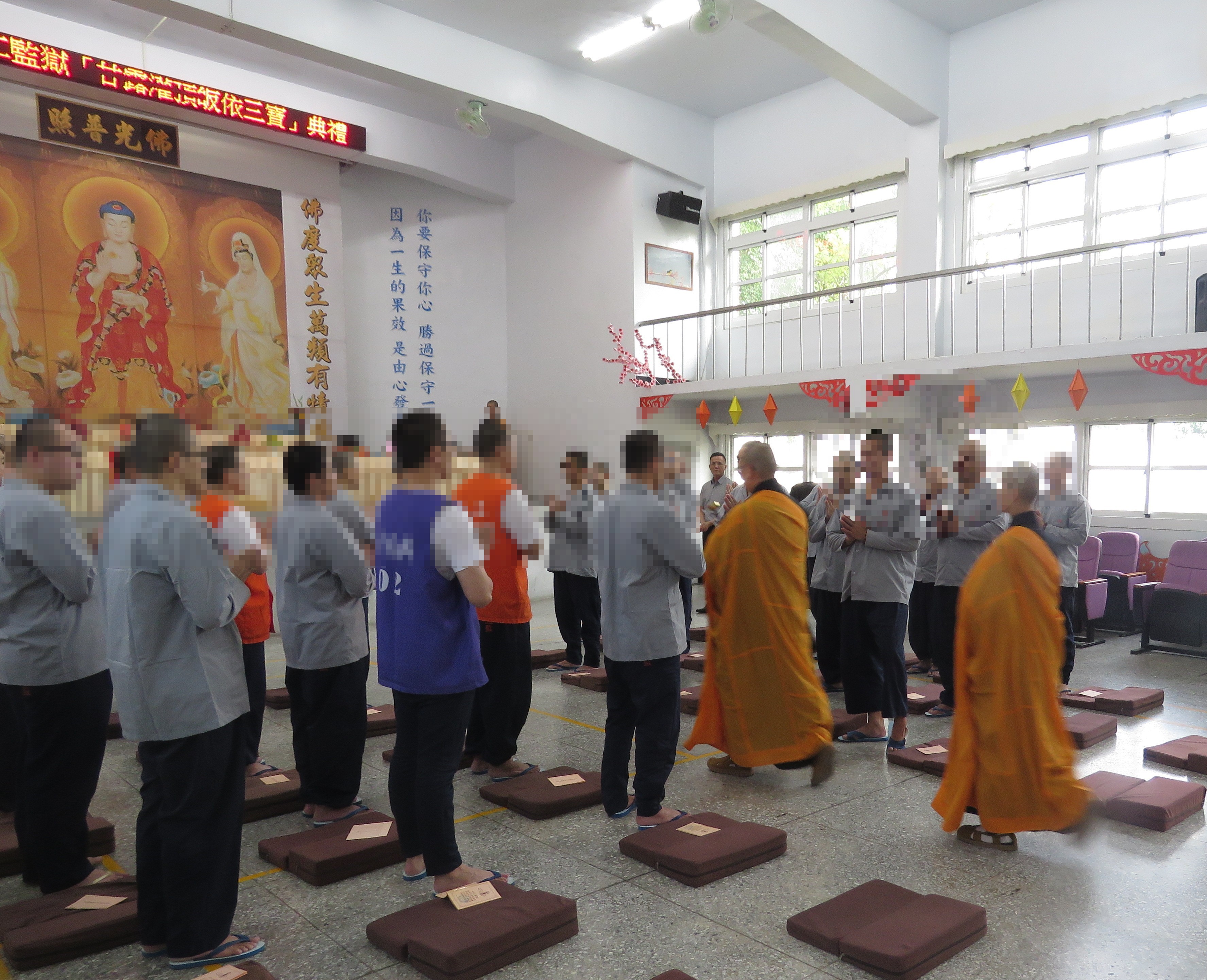 師父帶領同學開始皈依