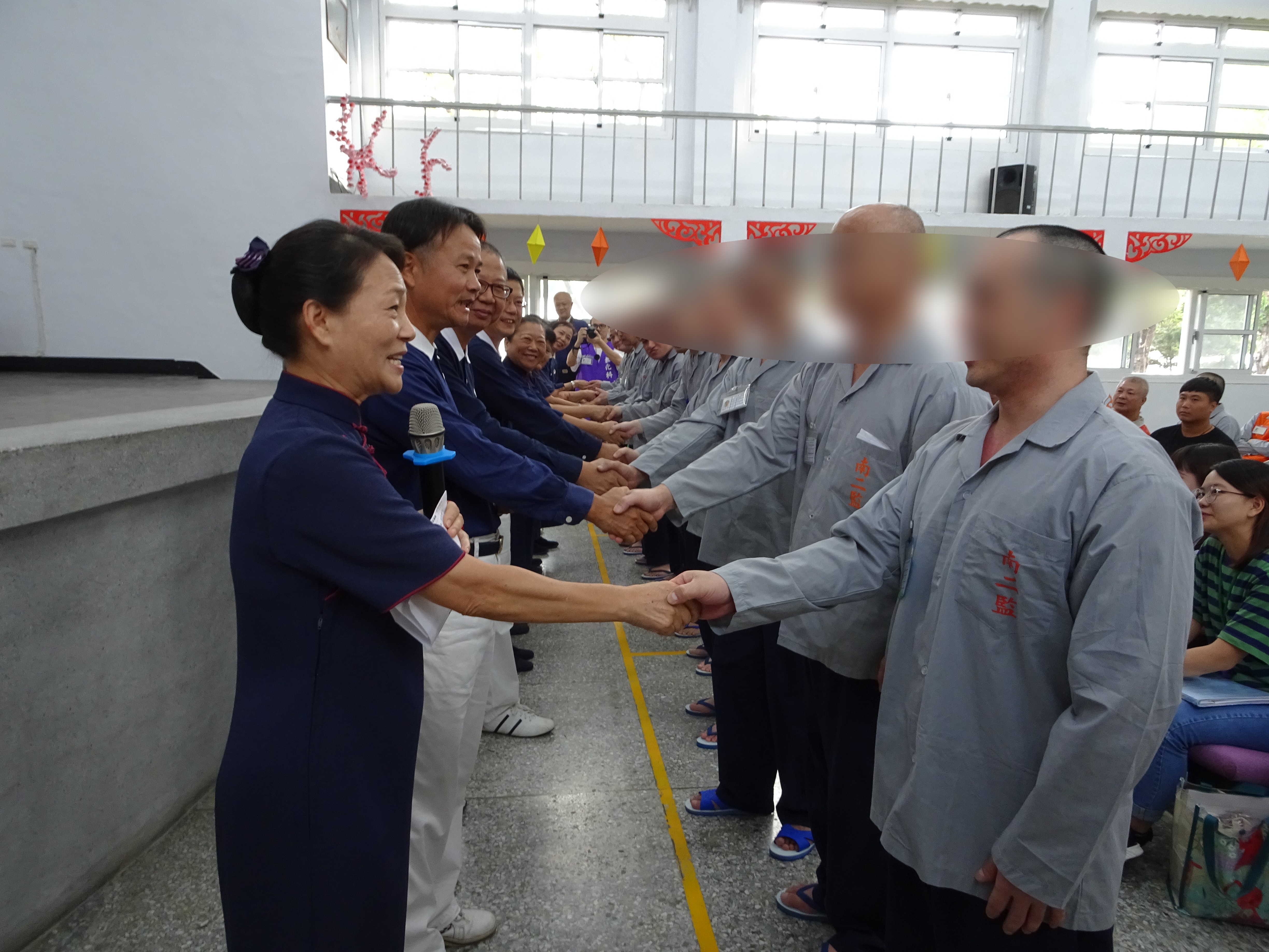 致贈手工藝品，感謝志工老師們教導，志工老師給予收容人祝福