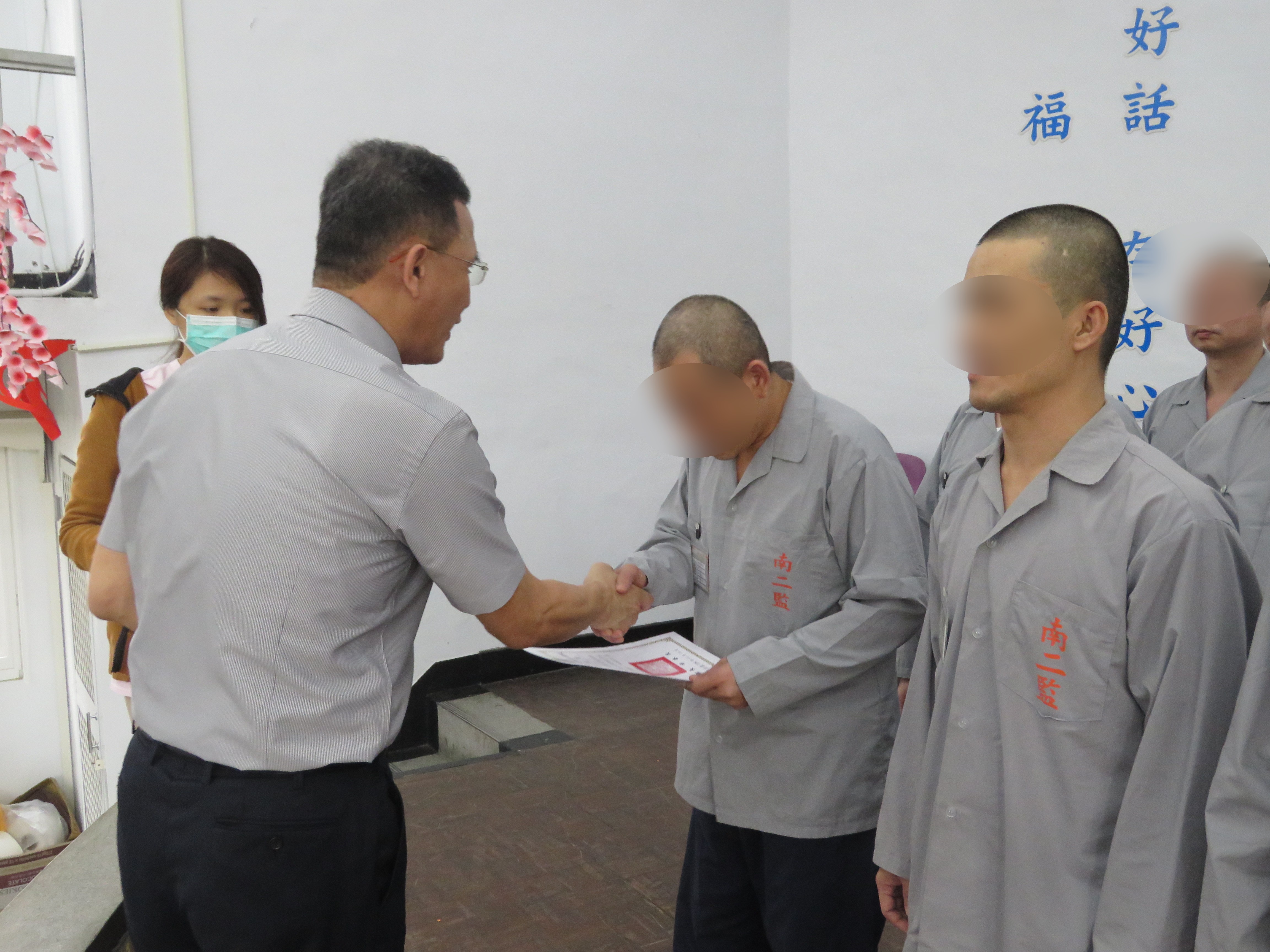 鐘副典獄長親自頒發結業證書給每位收容人，並握手祝福