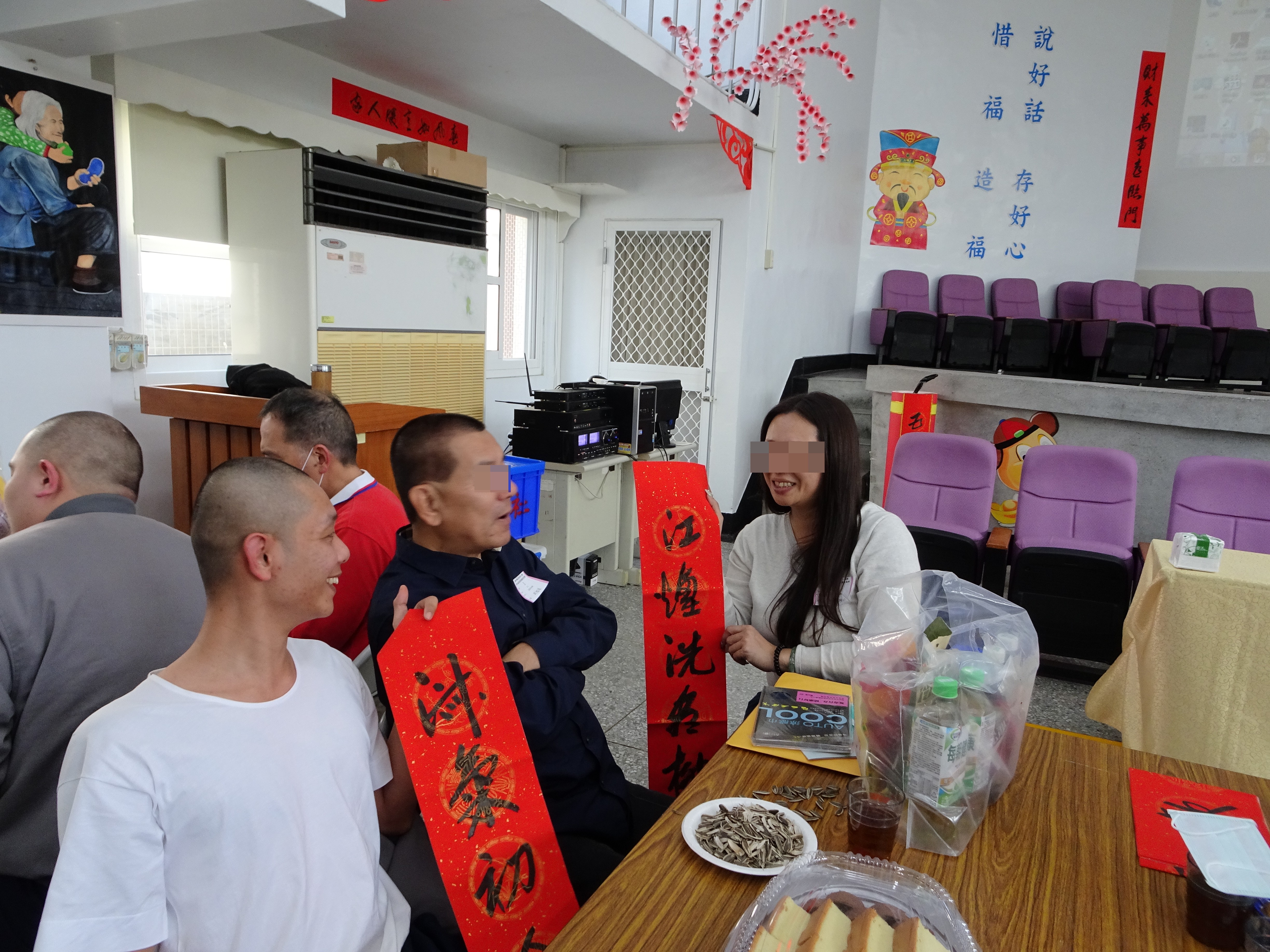 收容人及家屬開心拿到收容人現場揮毫作品