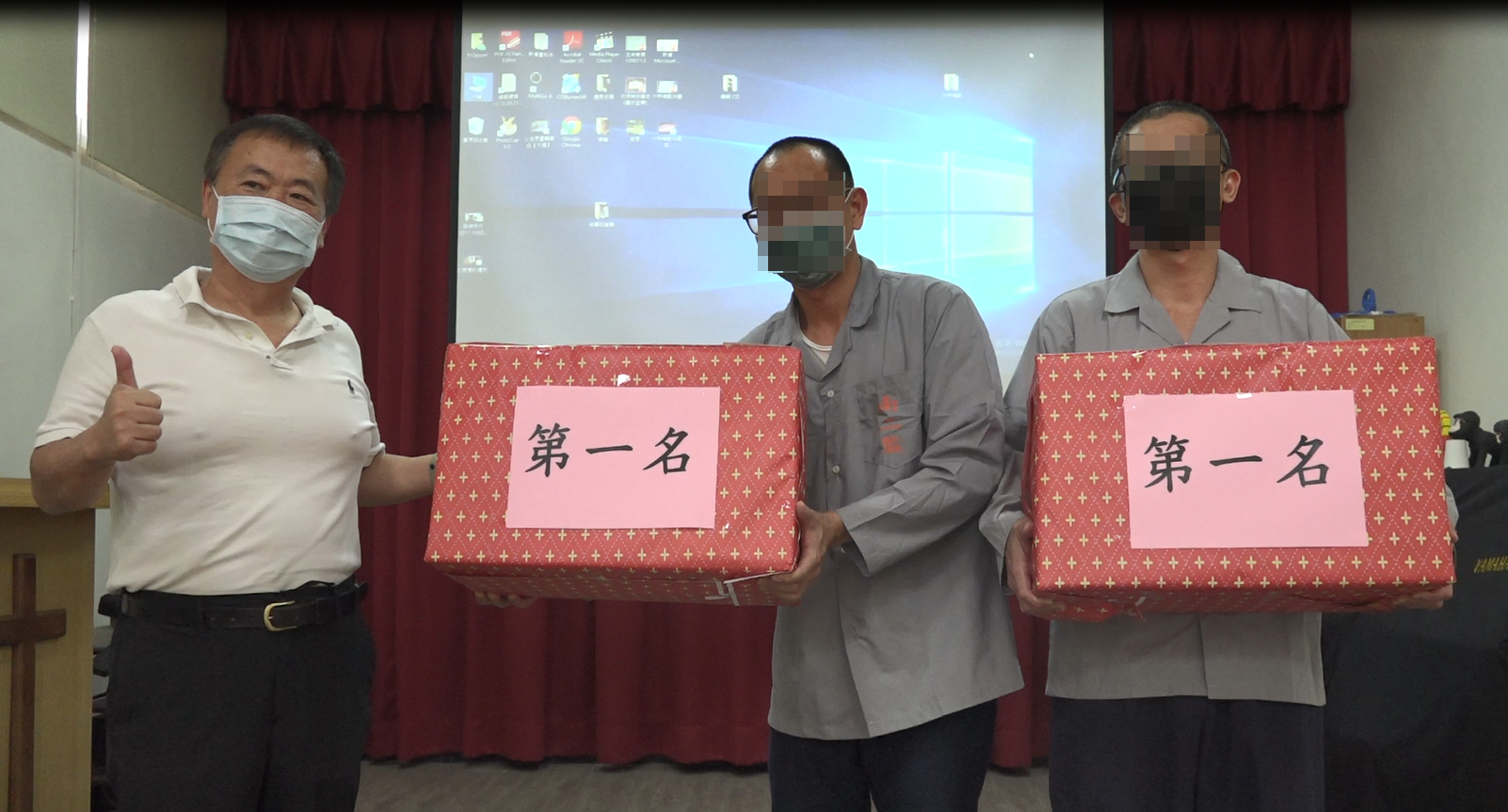 本監政風室主任頒發得獎者獎品