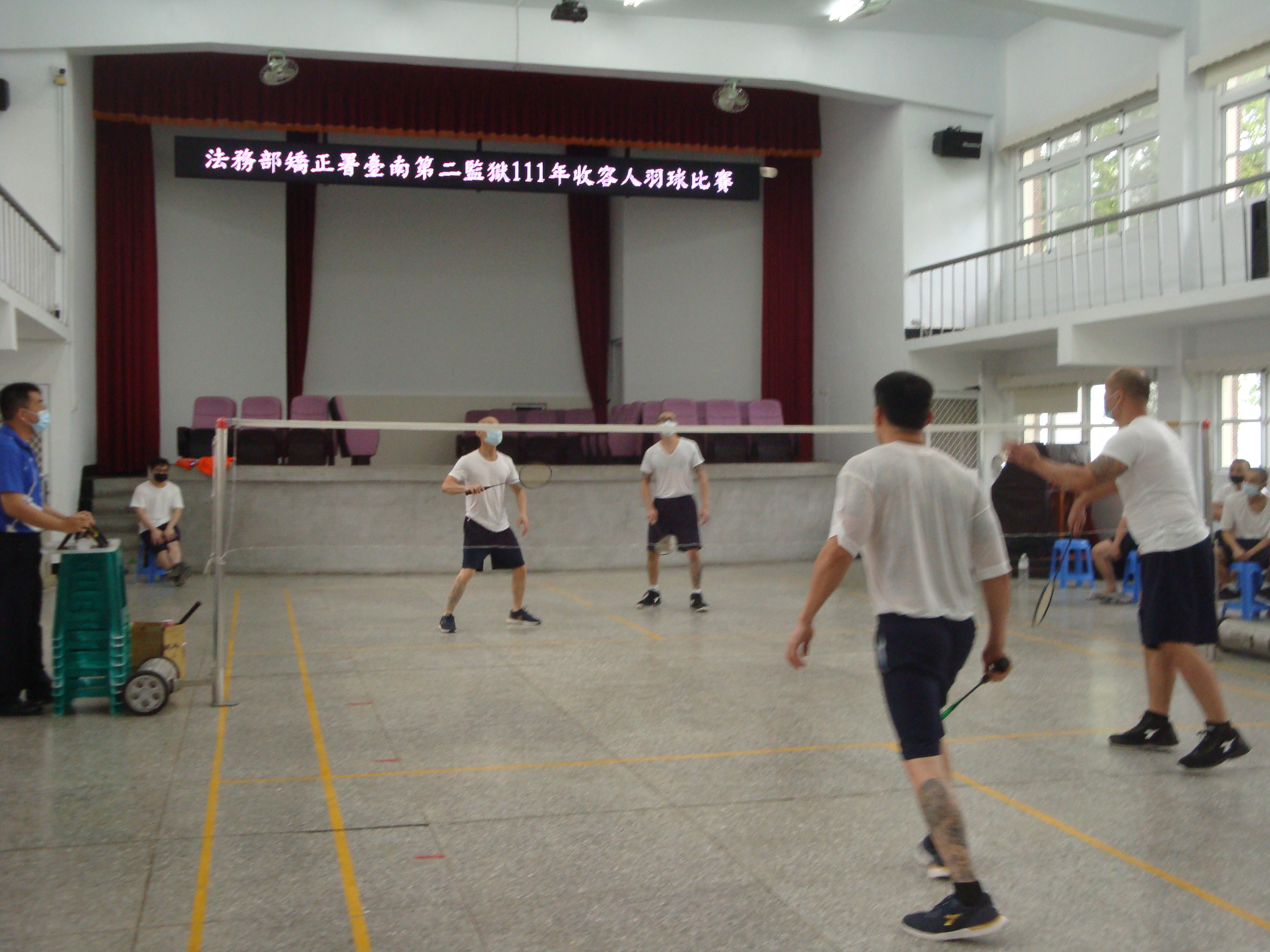 聚精會神，不遺漏任何一顆球