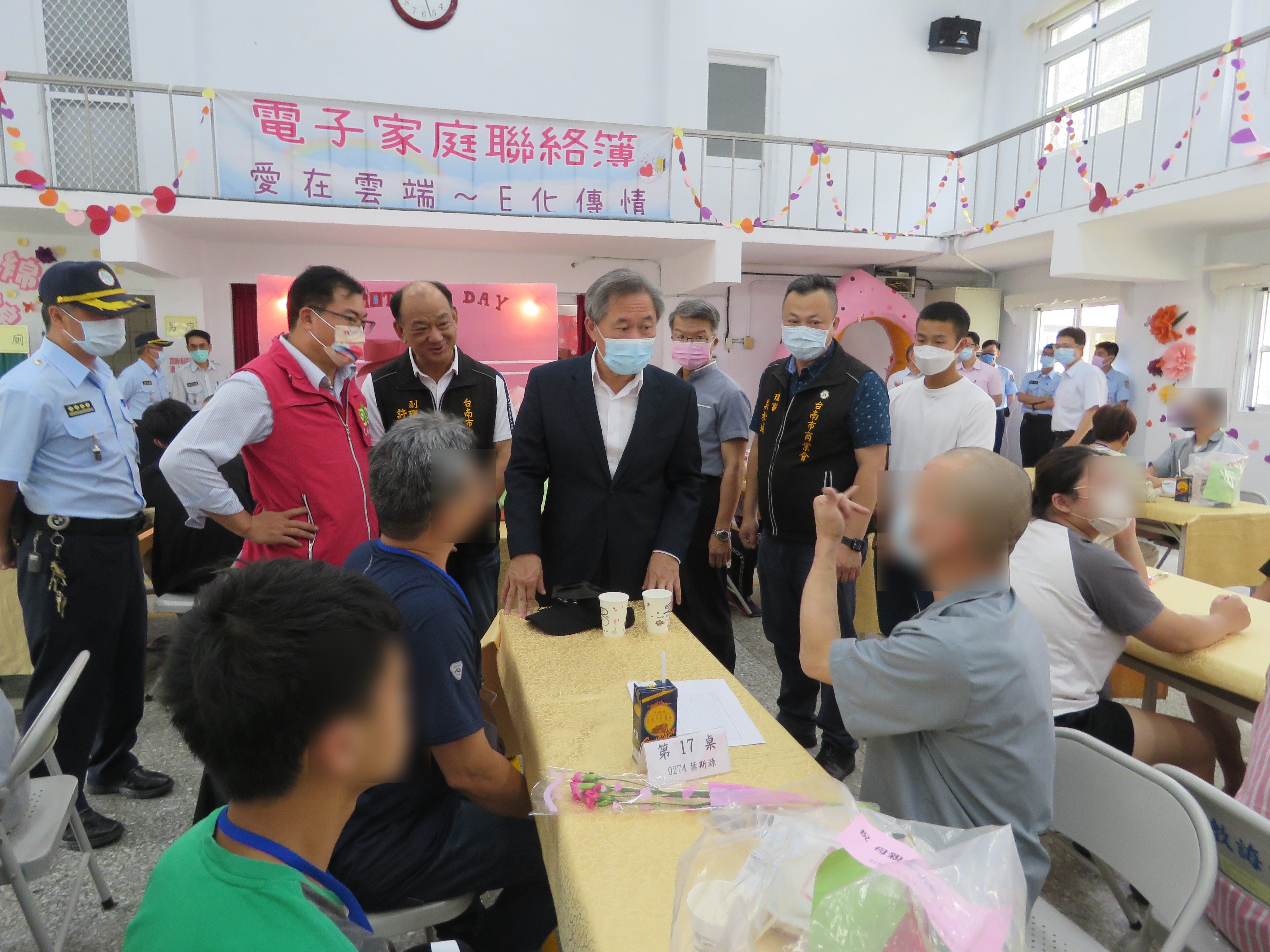 典獄長與臺灣更生保護會臺南分會主任訪問懇親收容人及家屬
