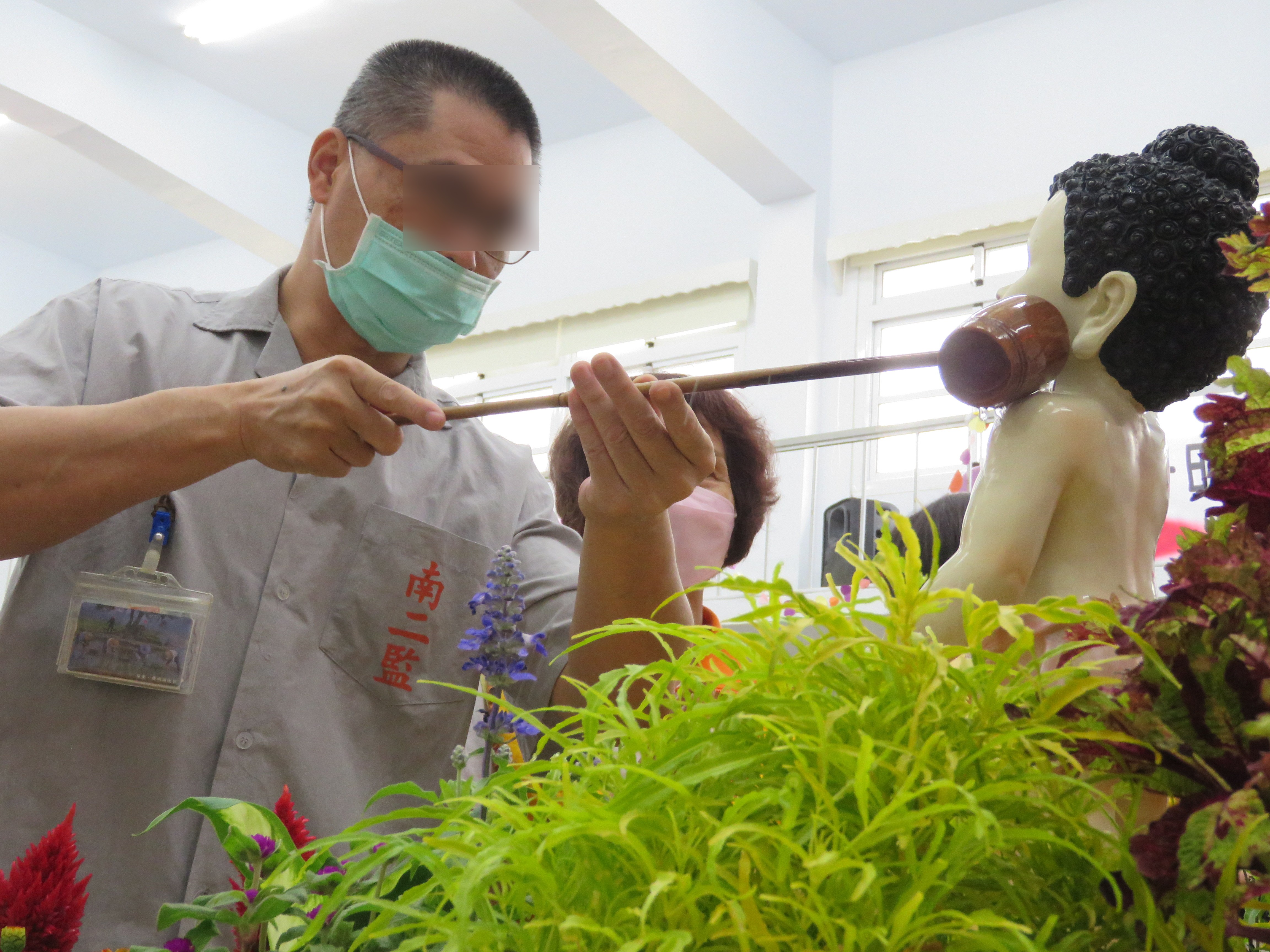 南二監收容人虔敬浴佛