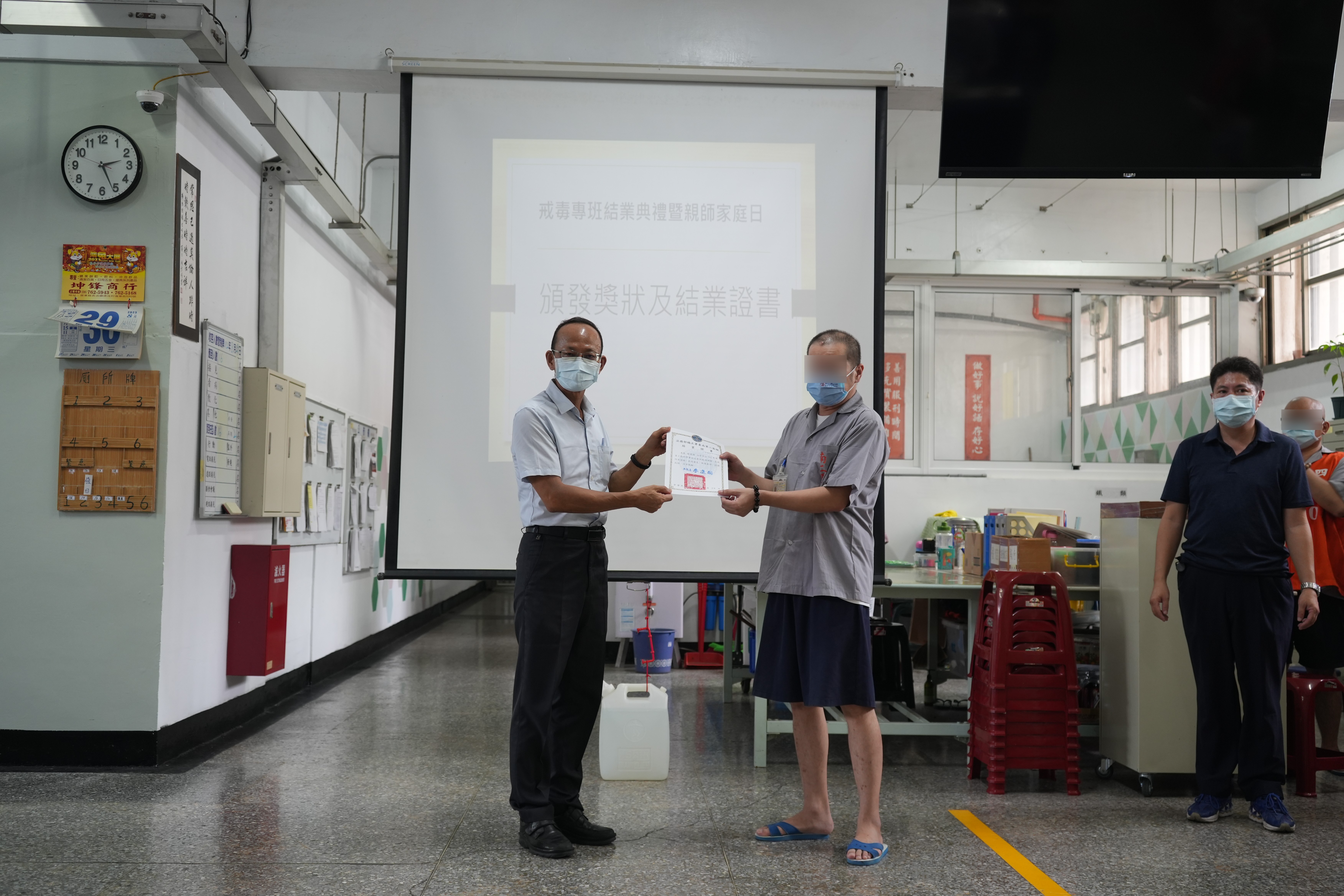 副典獄長頒發結業證書