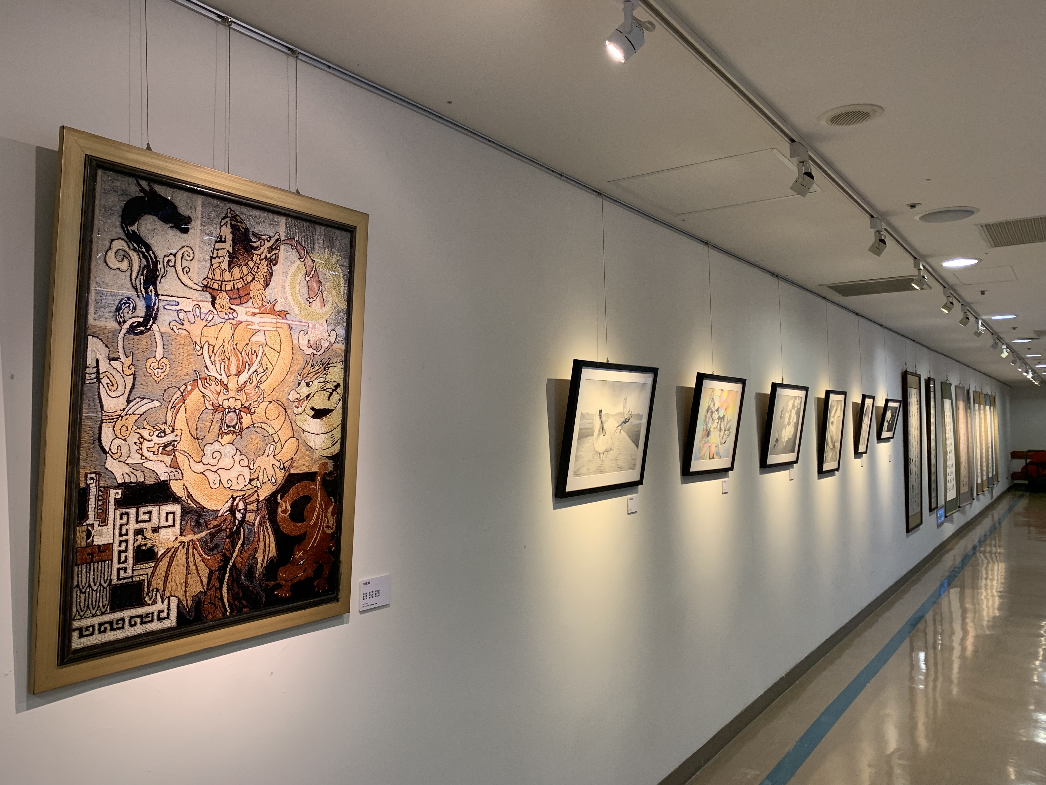 藏藝南二監展場九龍圖、素描、書法