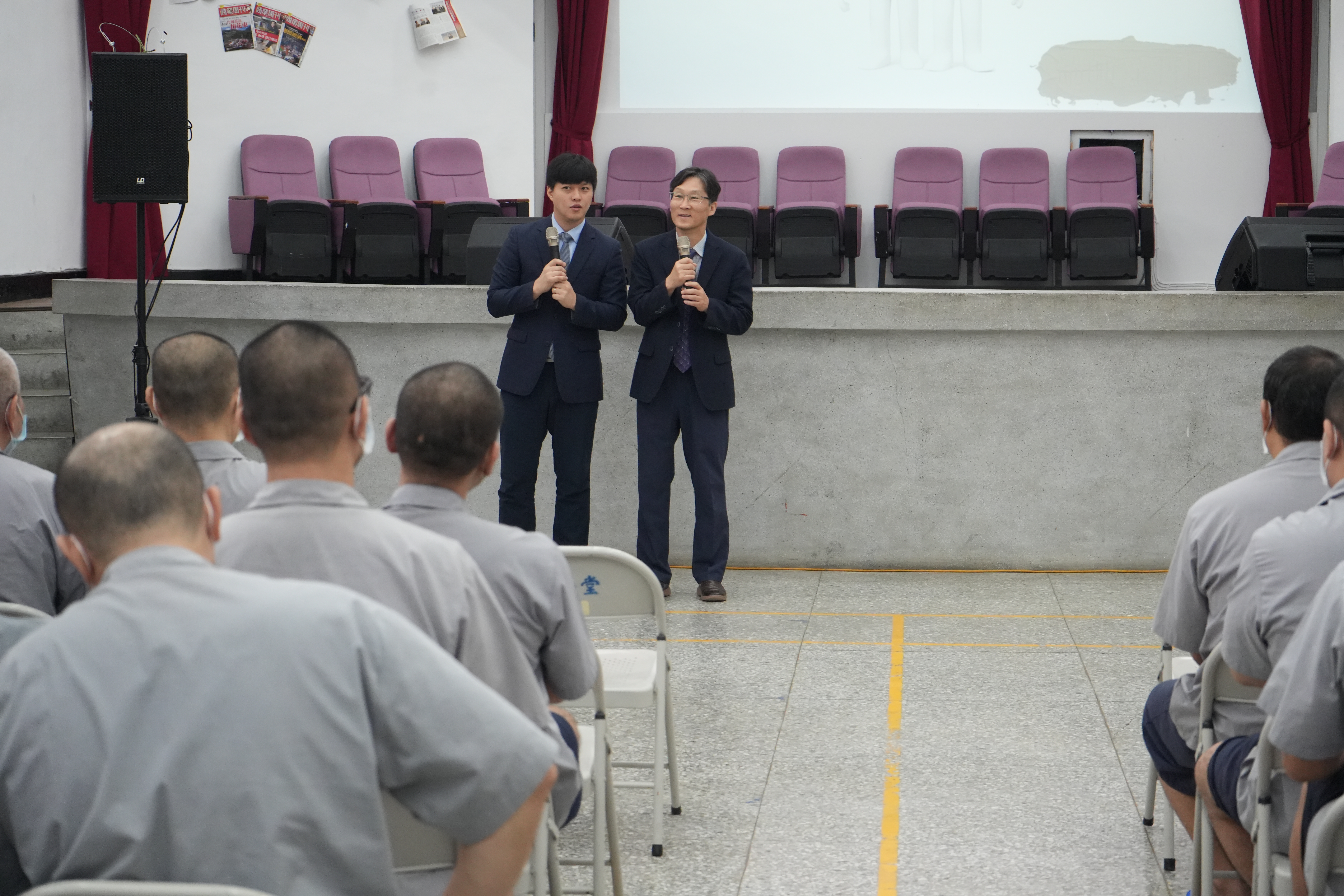 韓國心靈教育講師金哲用(右)演講「幸福是心靈的相遇」