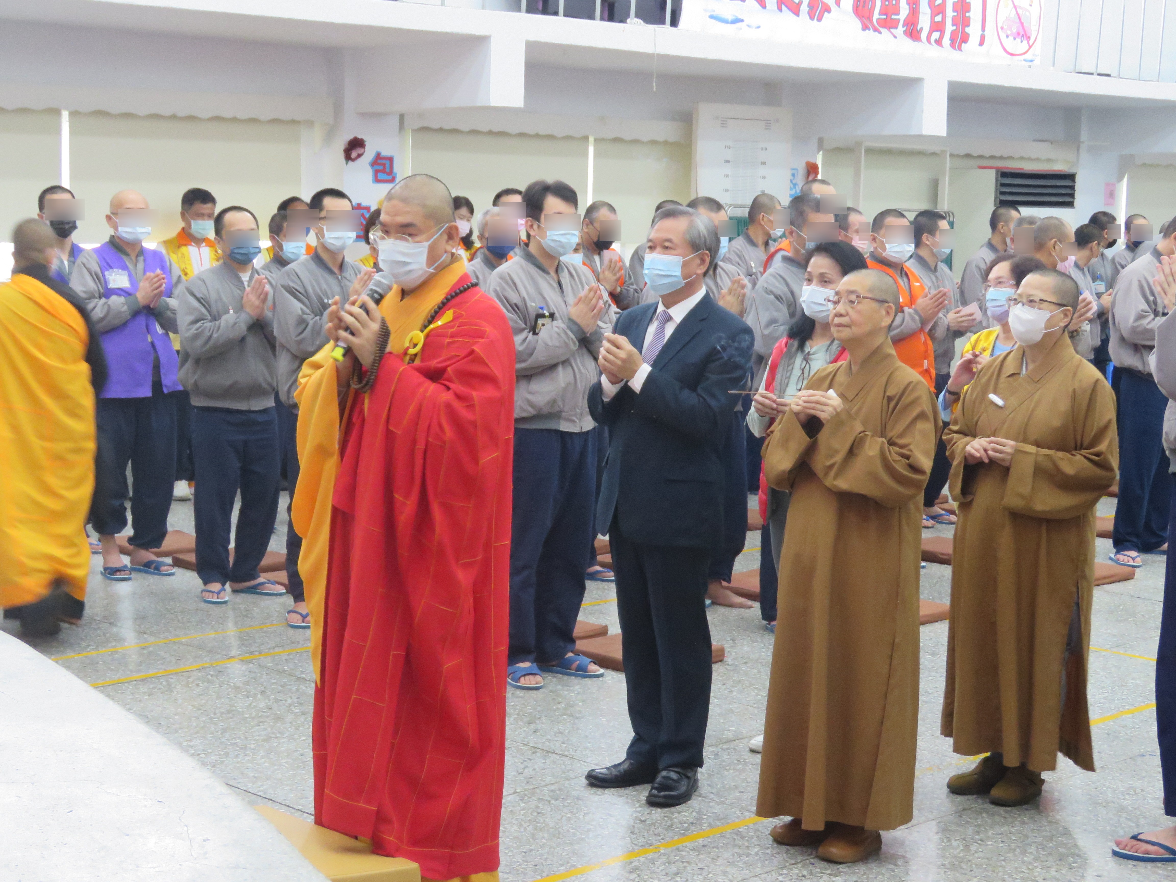 引禮法師帶領典獄長、長官等上香