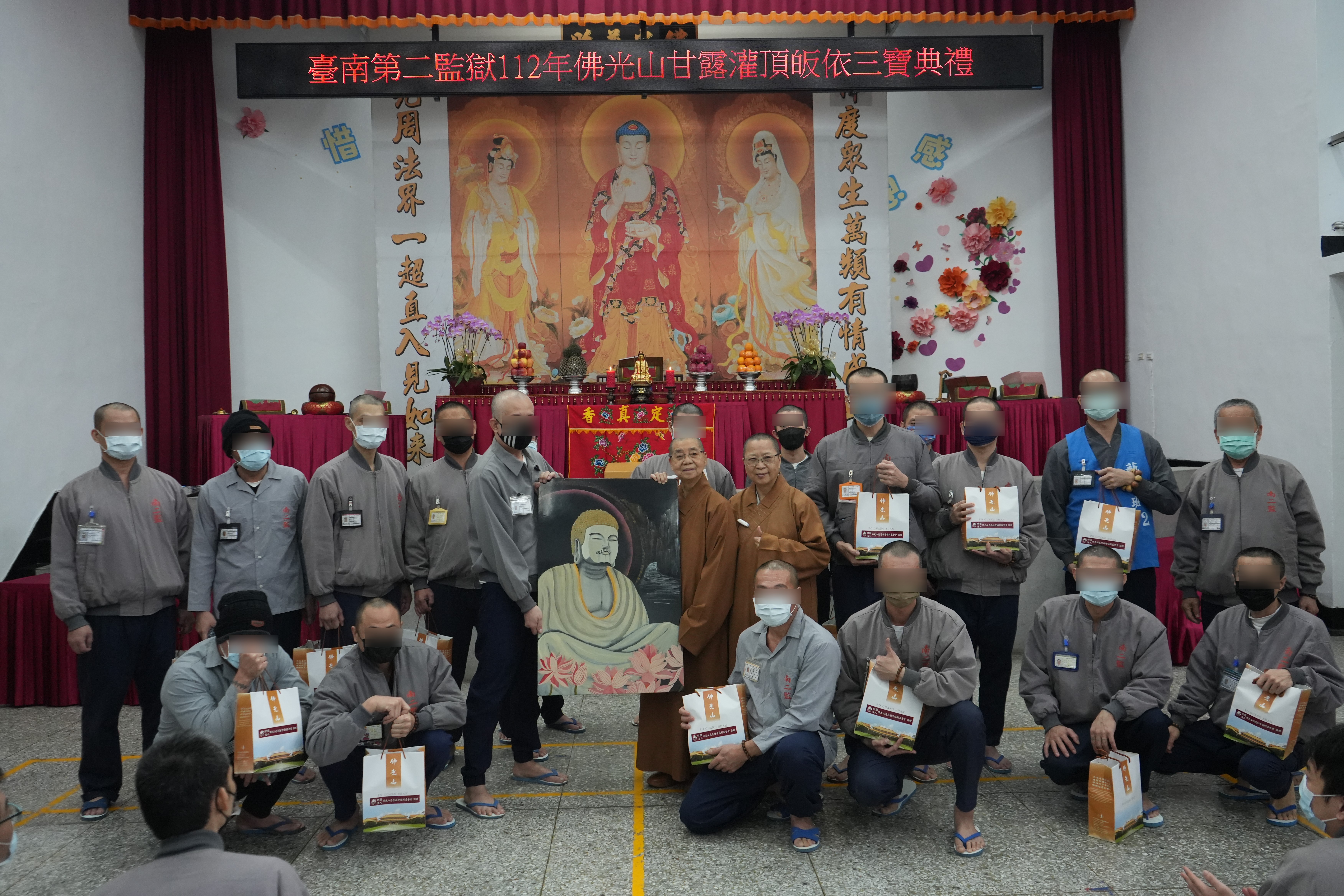 南二監致贈漆畫給佛光山慈善院院長依來法師