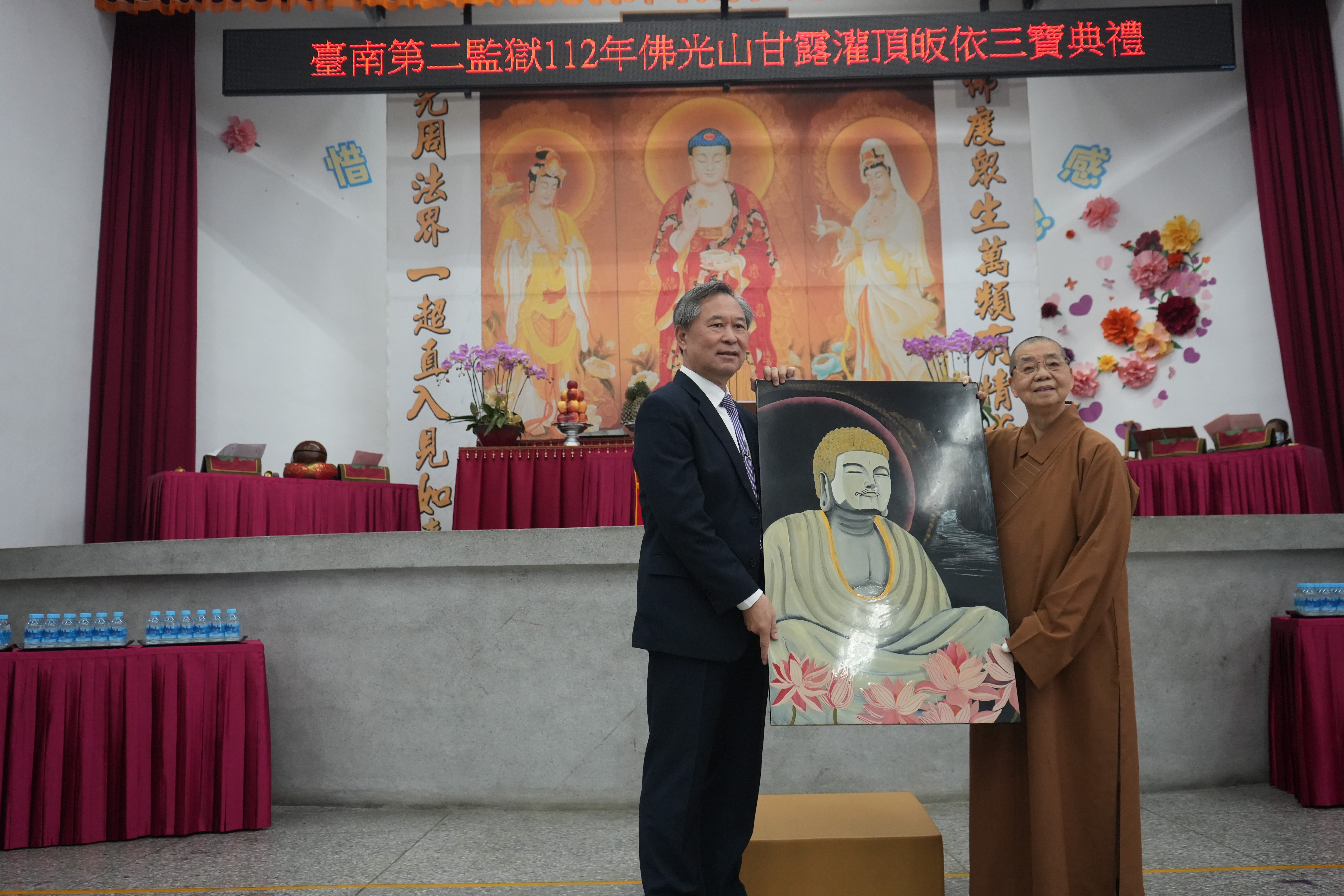 致贈漆畫佛光蓮心給佛光山慈善院院長依來法師