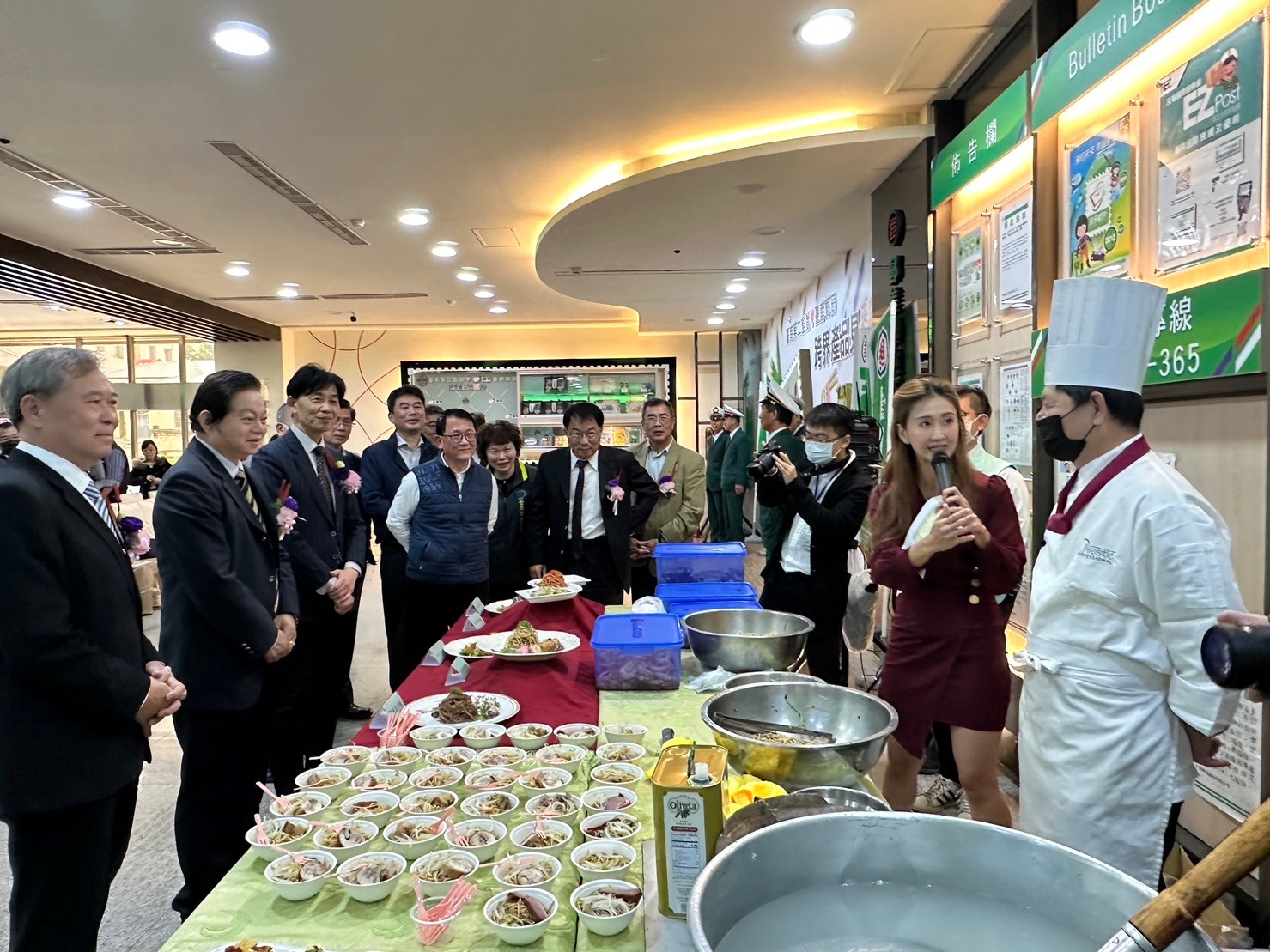 李明璋料理長現場示範乾拌麵的變化料理 2