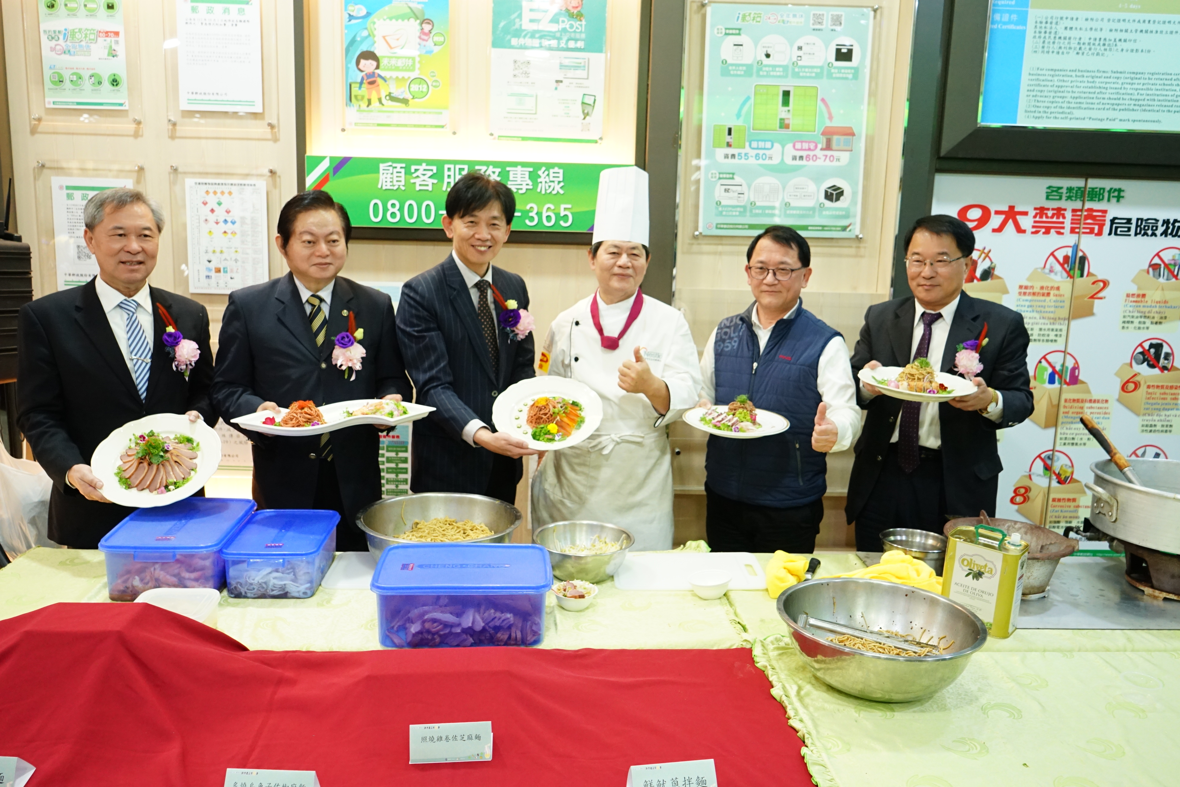 李明璋料理長現場示範乾拌麵的變化料理1