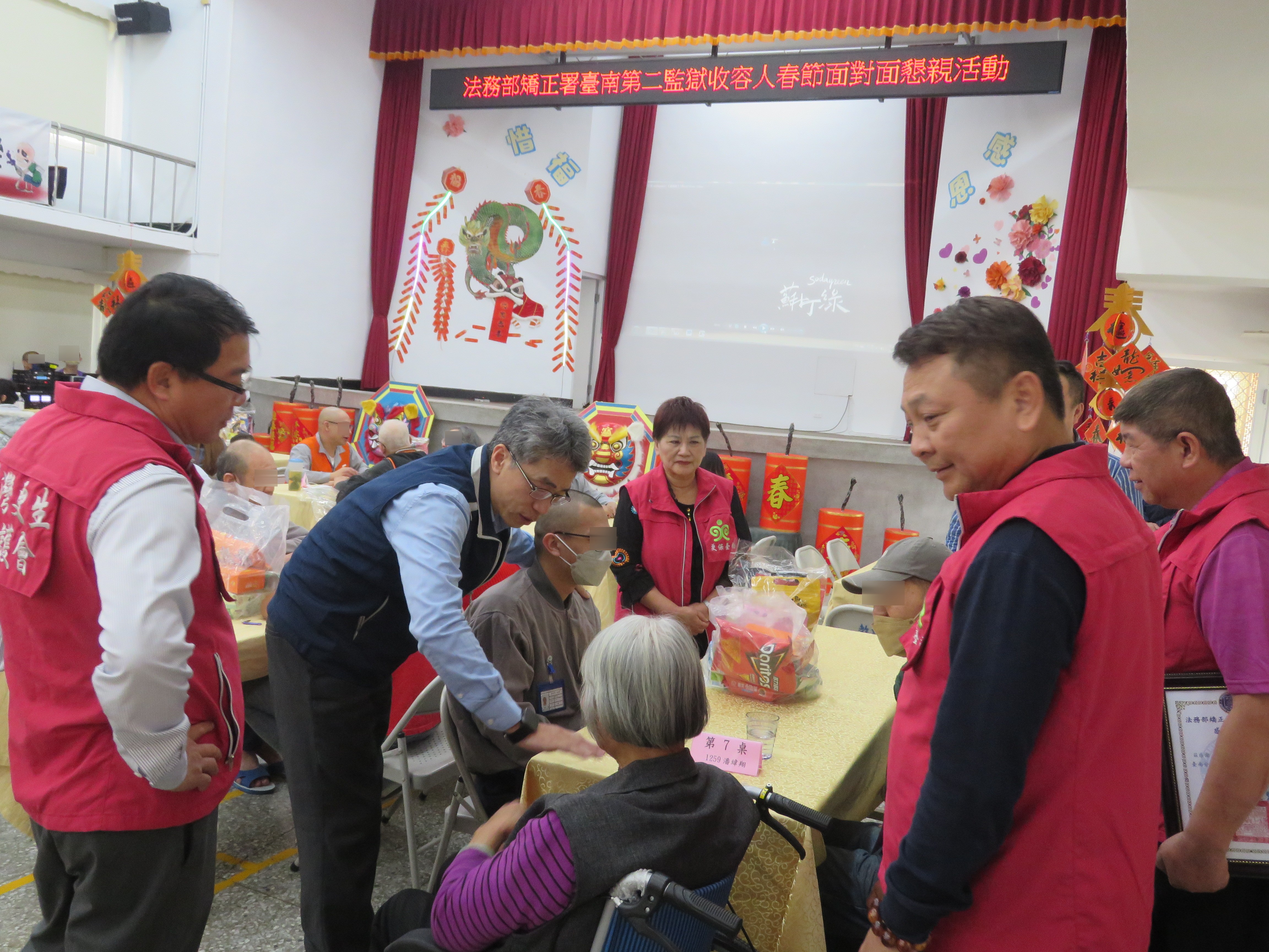 典獄長葉俊宏及更保委員關懷家屬2