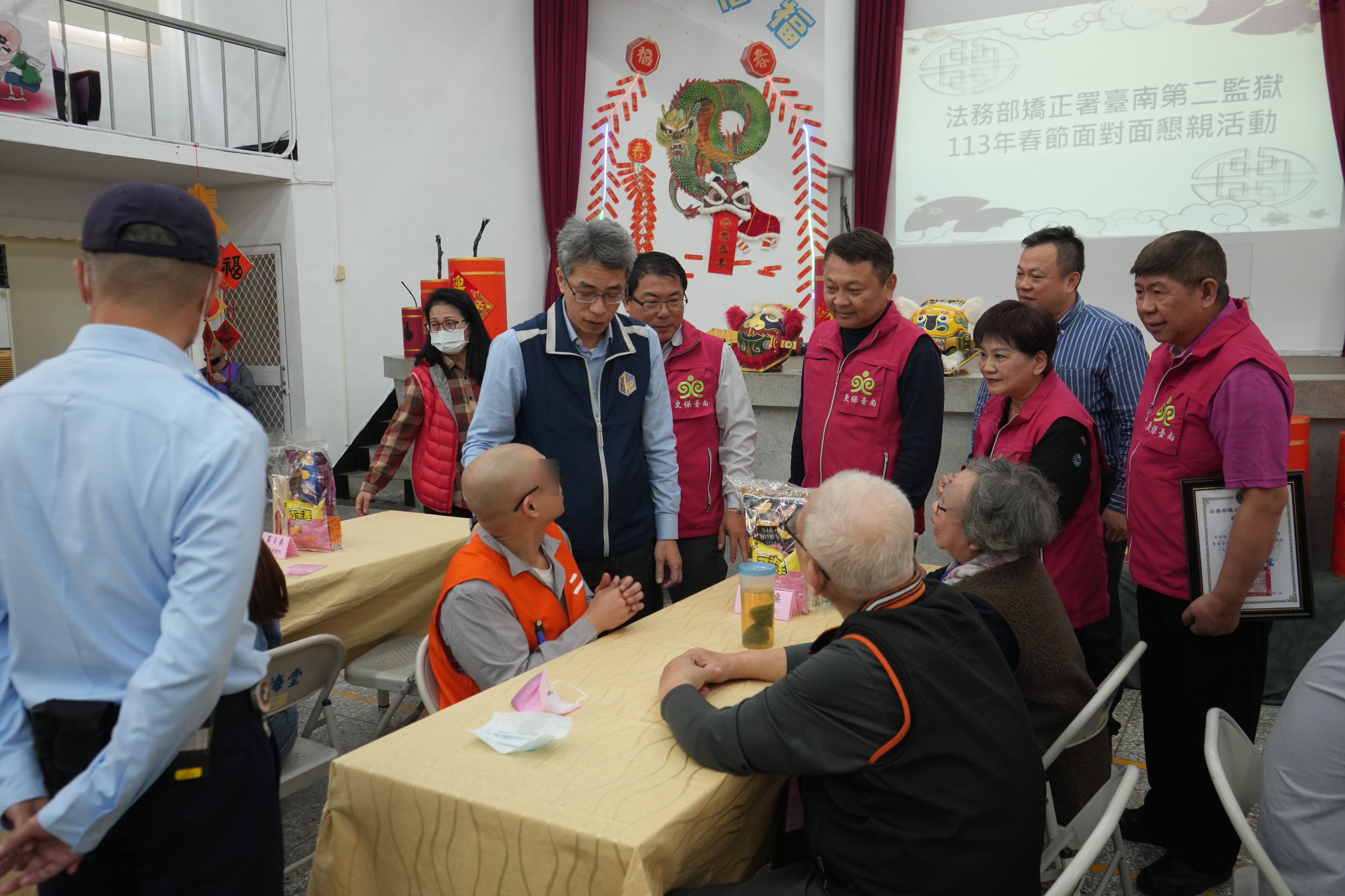 典獄長葉俊宏及更保委員關懷家屬3