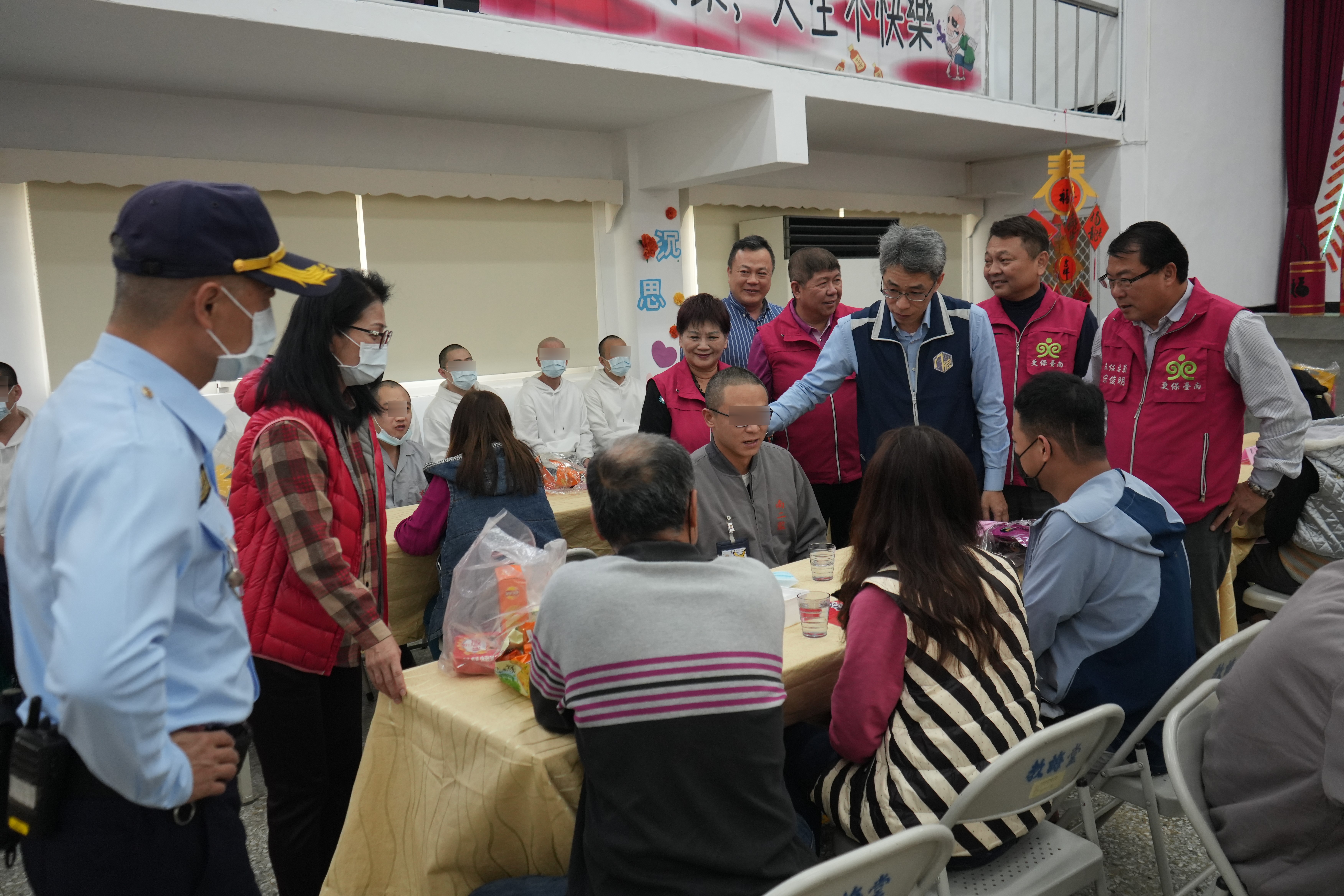 典獄長葉俊宏及更保委員關懷家屬4