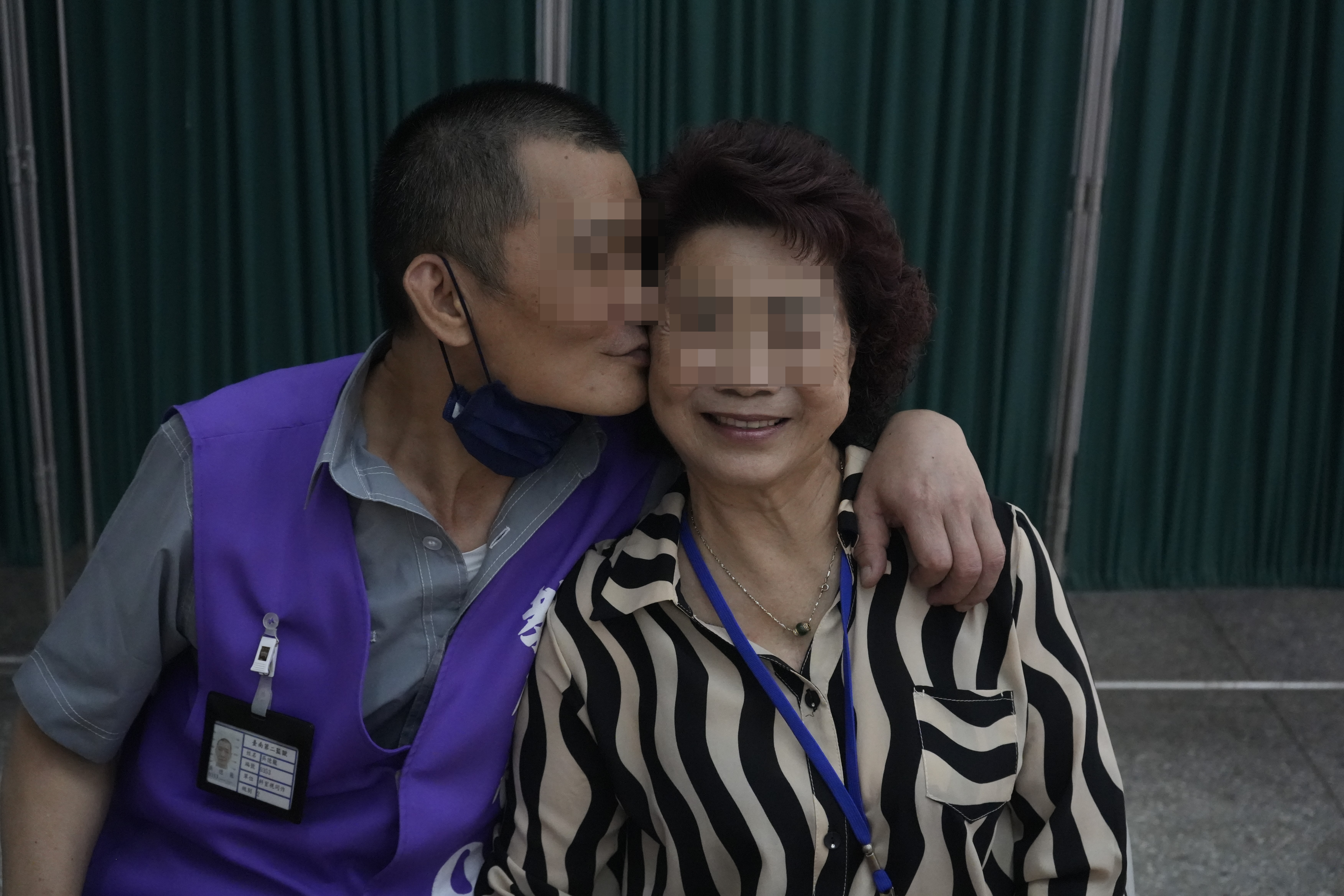阿龍(化名)擁抱好久不見的母親