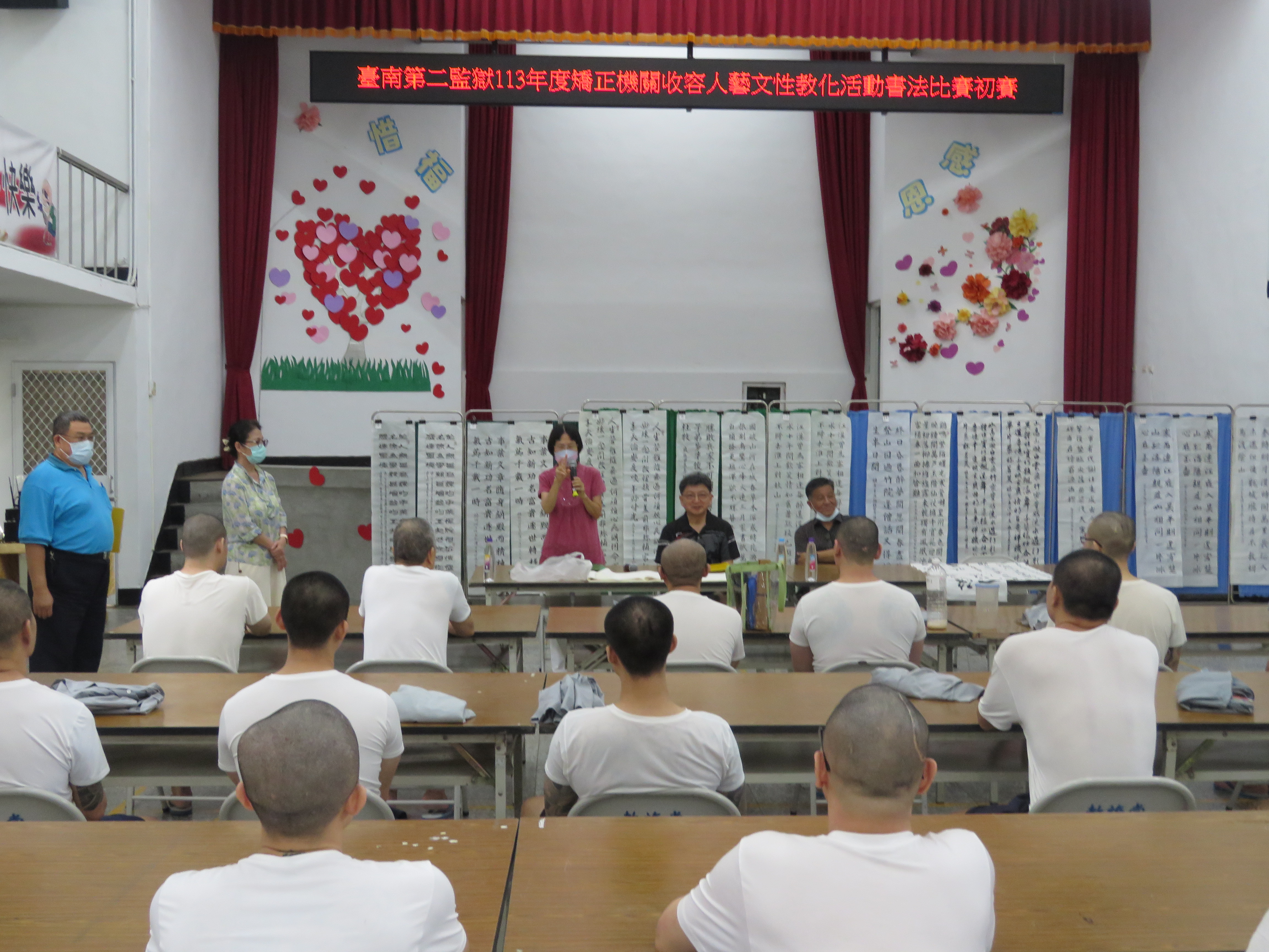 退休國小書法老師黃湘雲講評