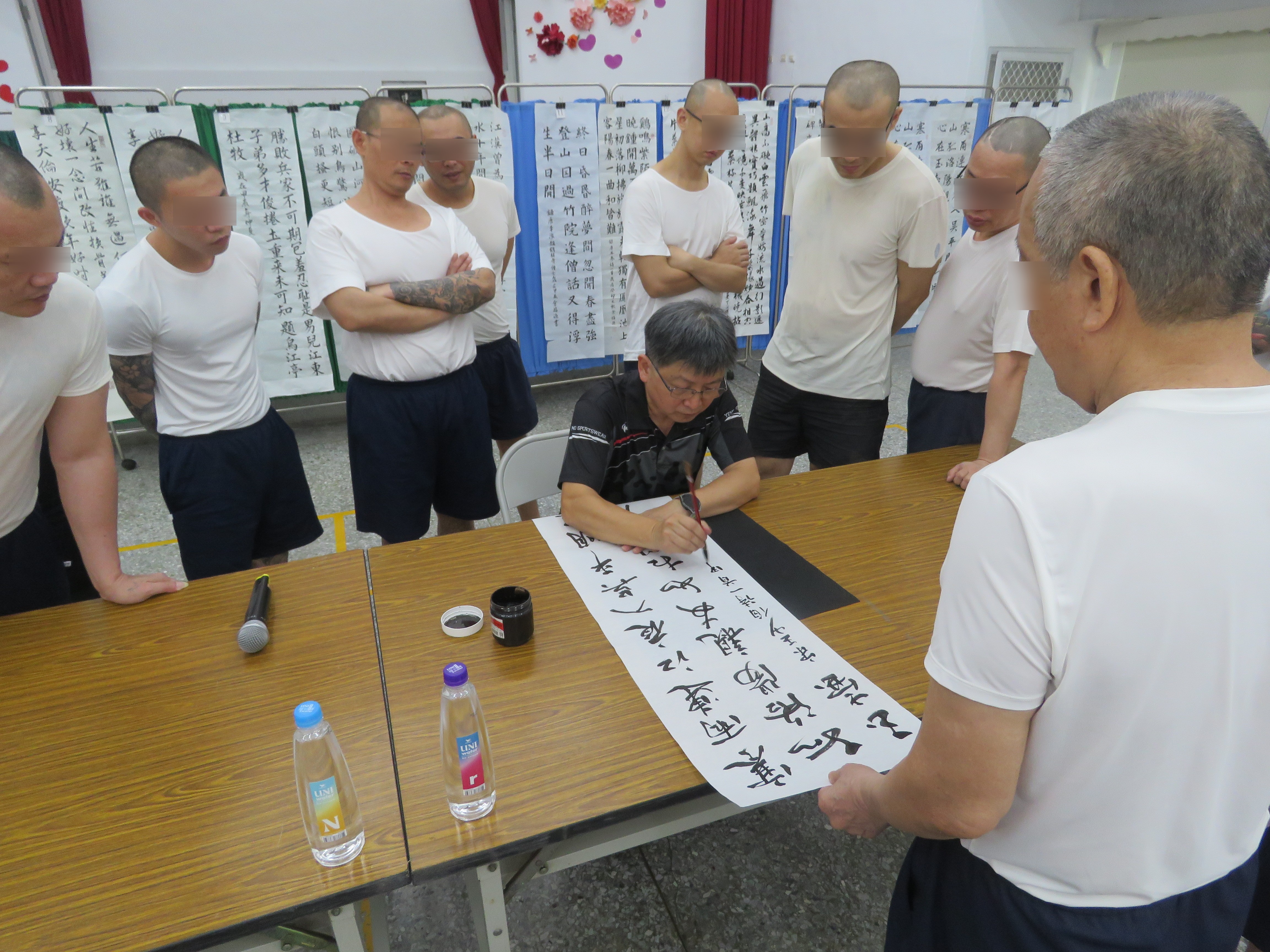 評審委員李瑞榮教授現場揮毫