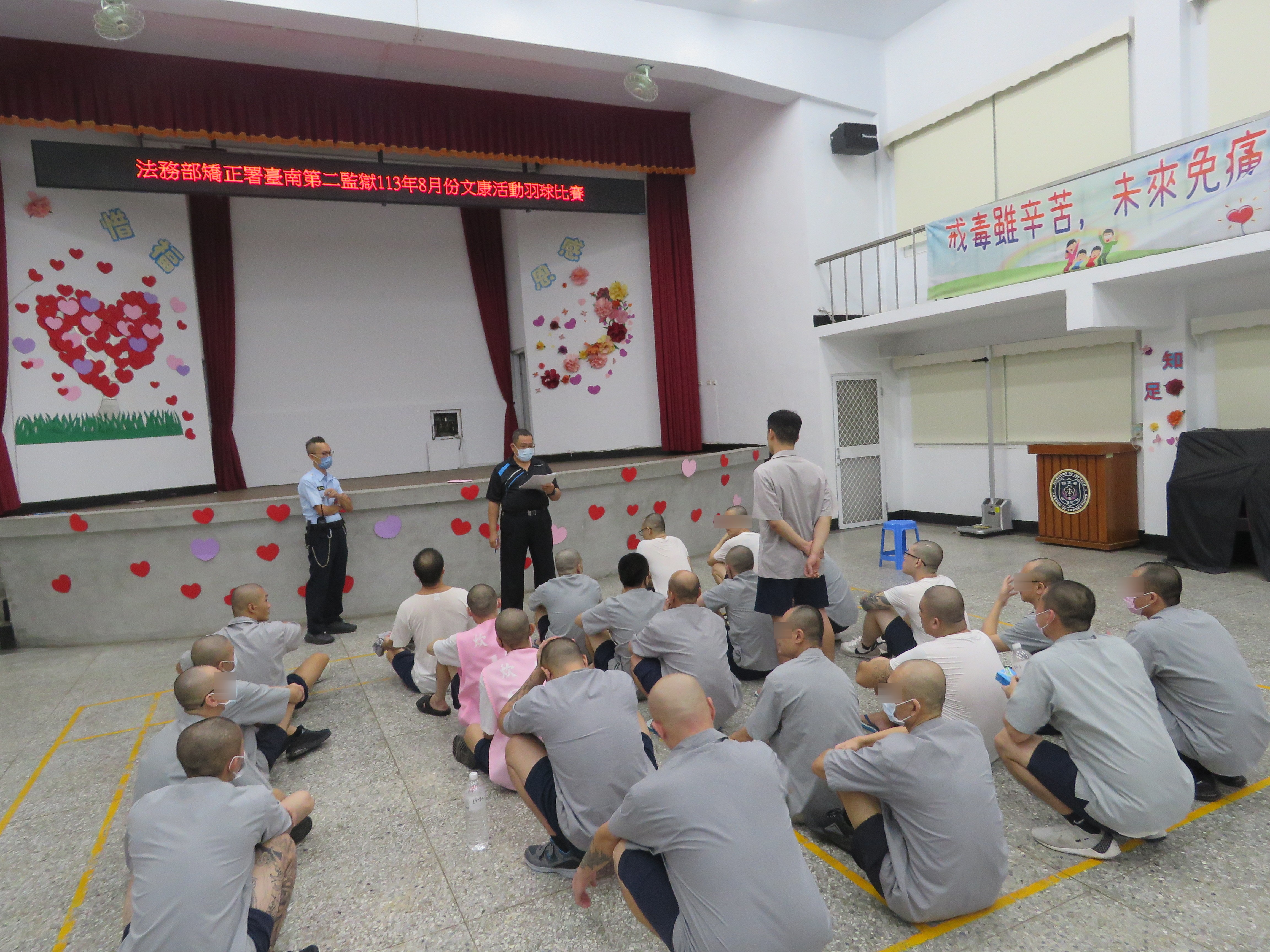 雙打比賽前由教誨師進行規則講解
