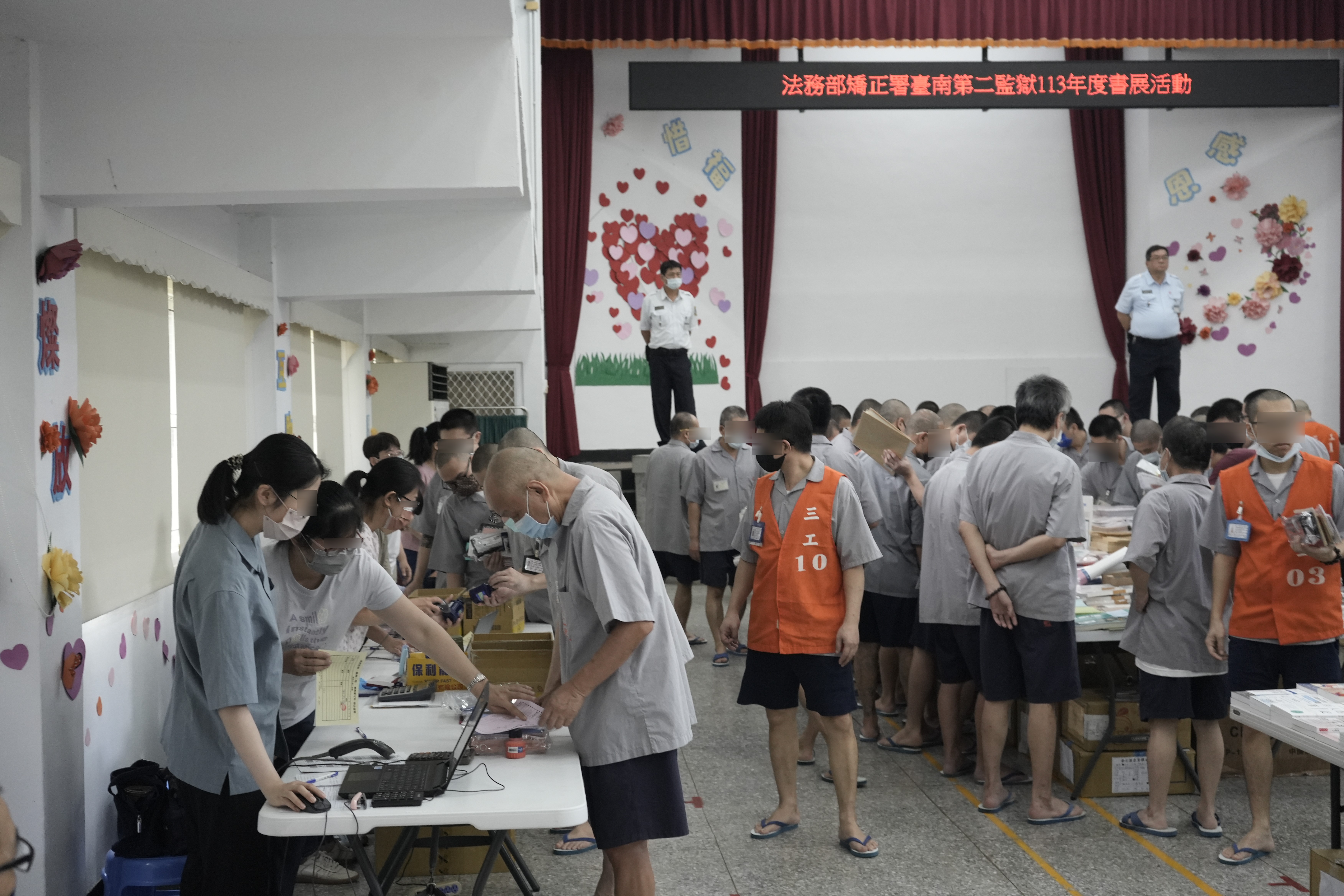 收容人有秩序至書商櫃台結帳