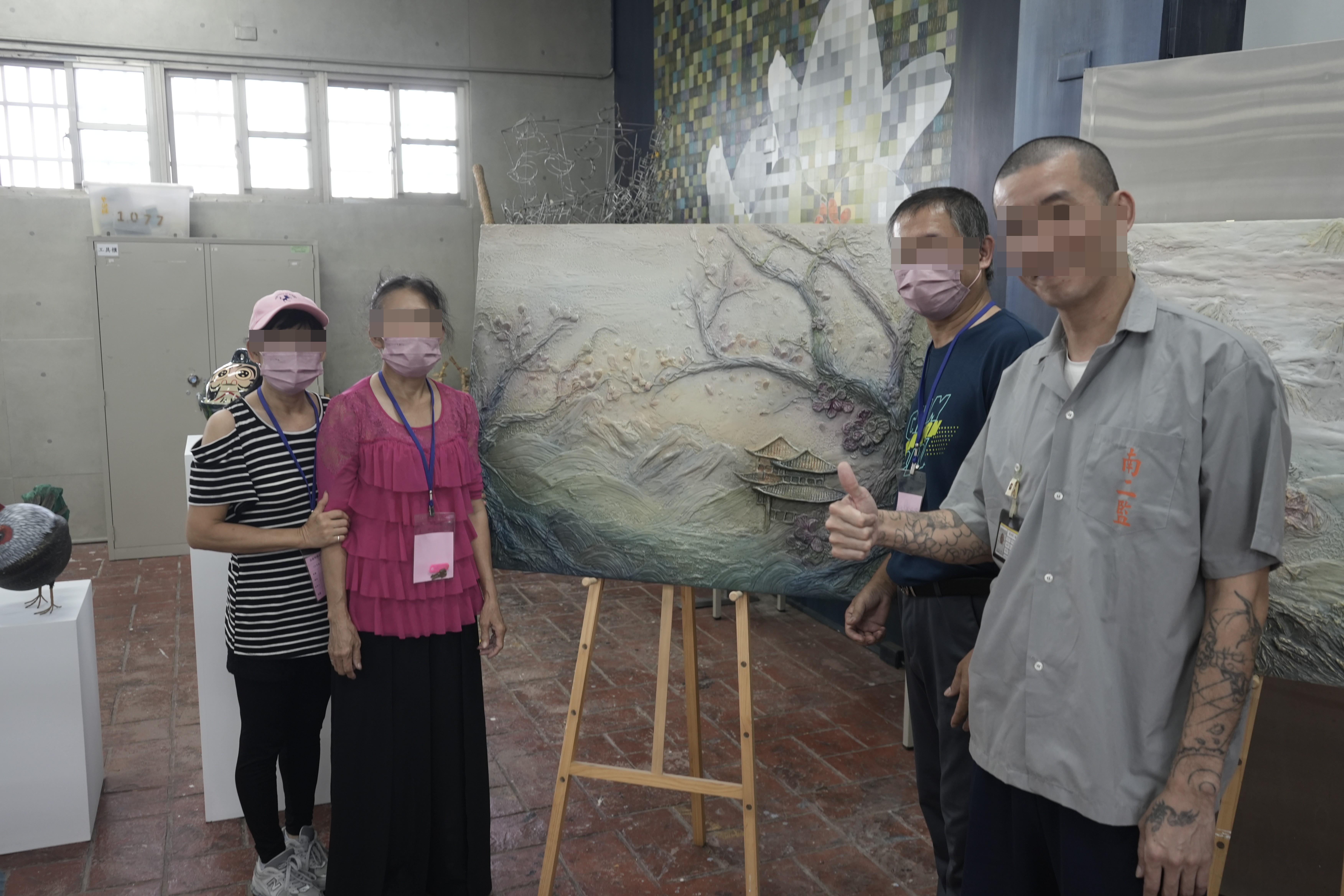 收容人帶家屬欣賞自己的浮雕作品