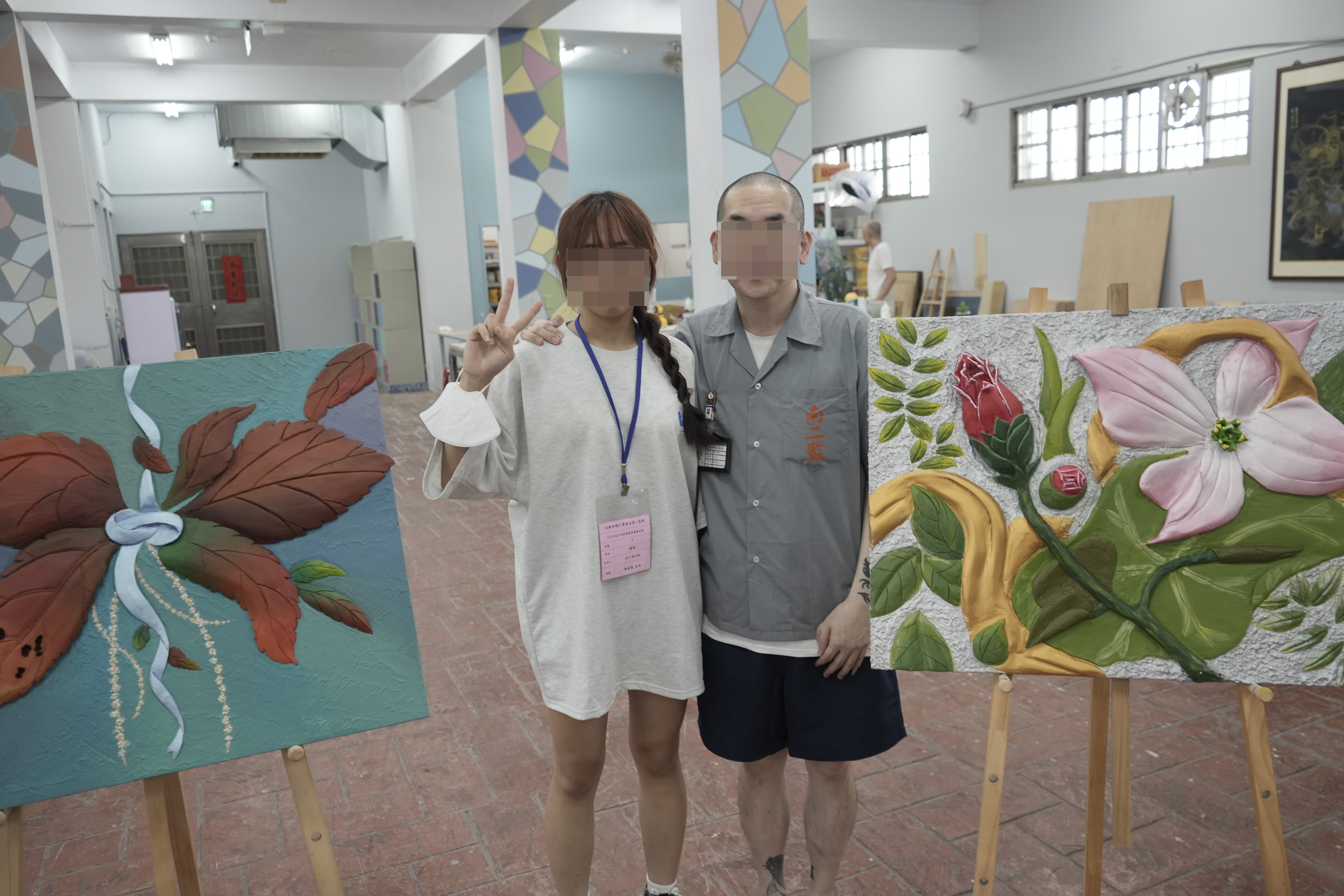 收容人與女兒在作品前合照