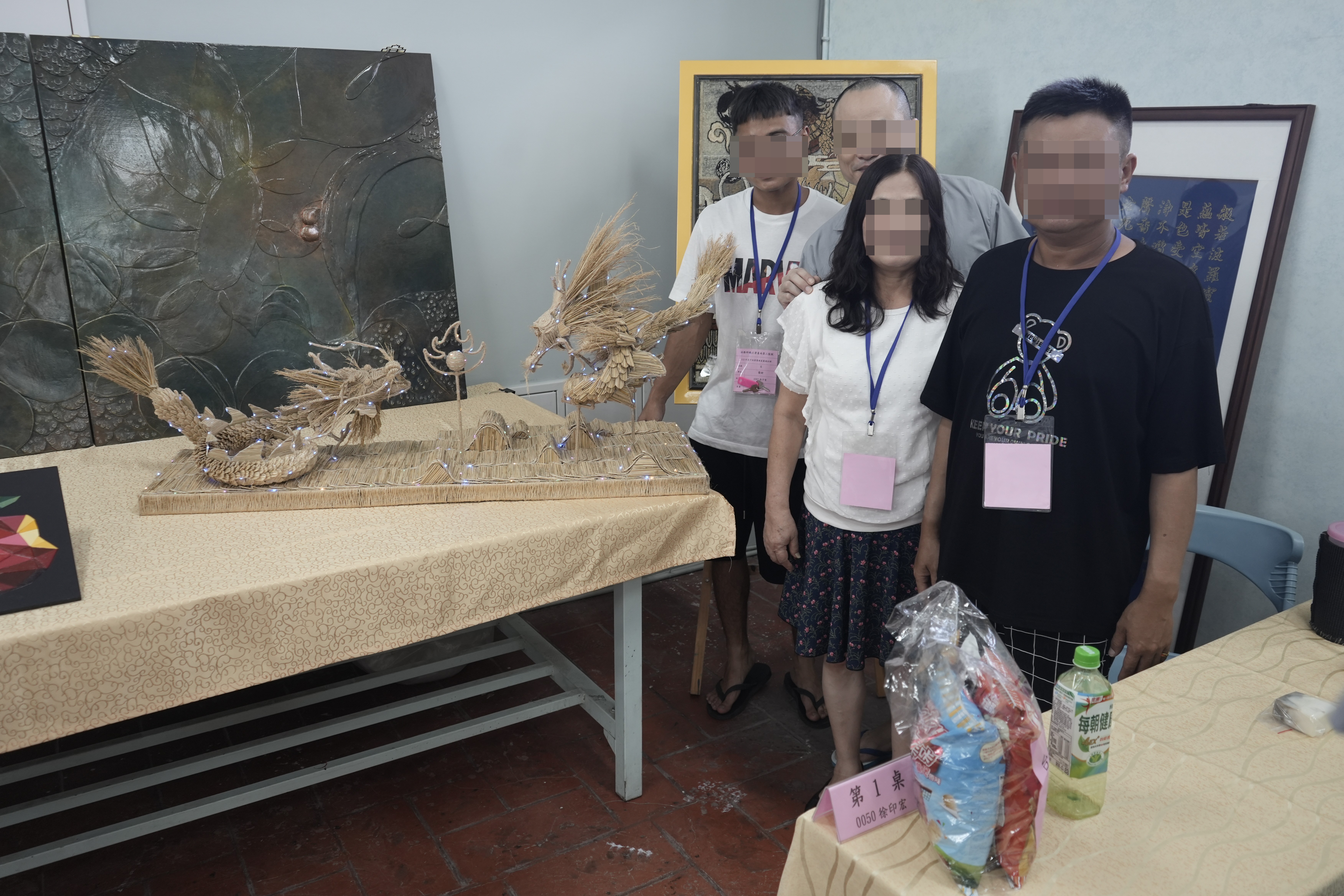 家屬與收容人作品合影