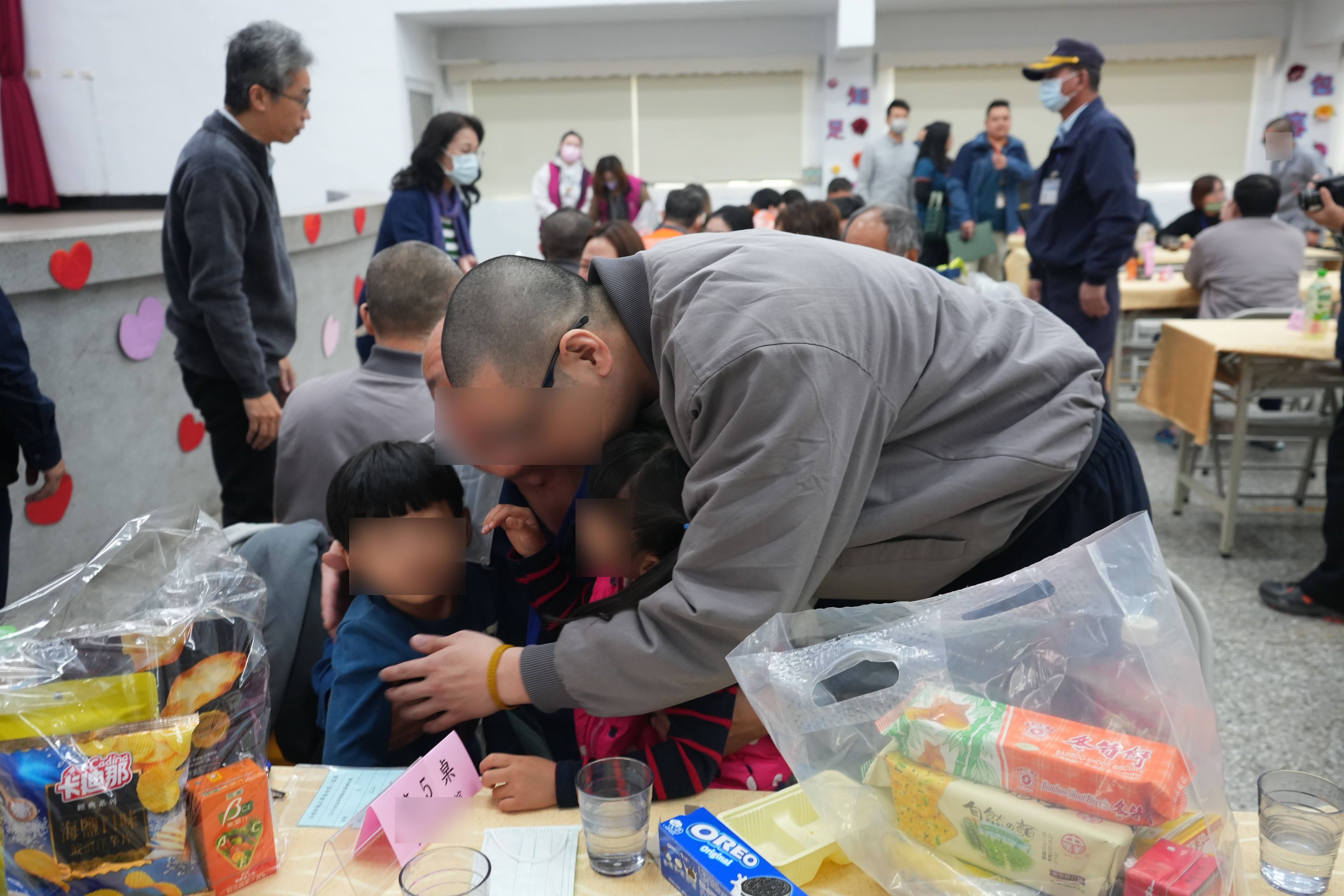 收容人擁抱家人，表達思念之情