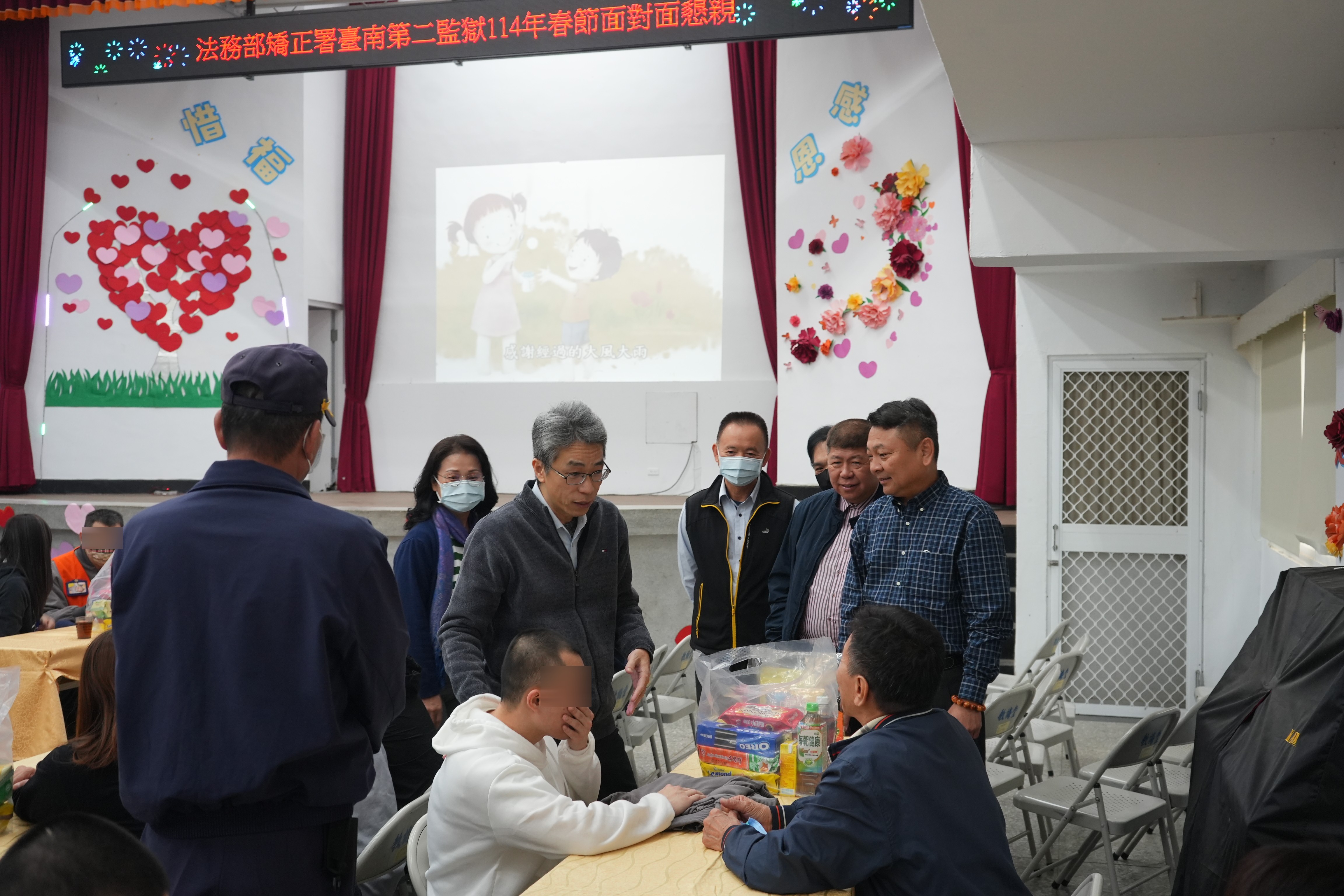 更生保護會臺南分會委員郭益成與葉俊宏典獄長關懷家屬