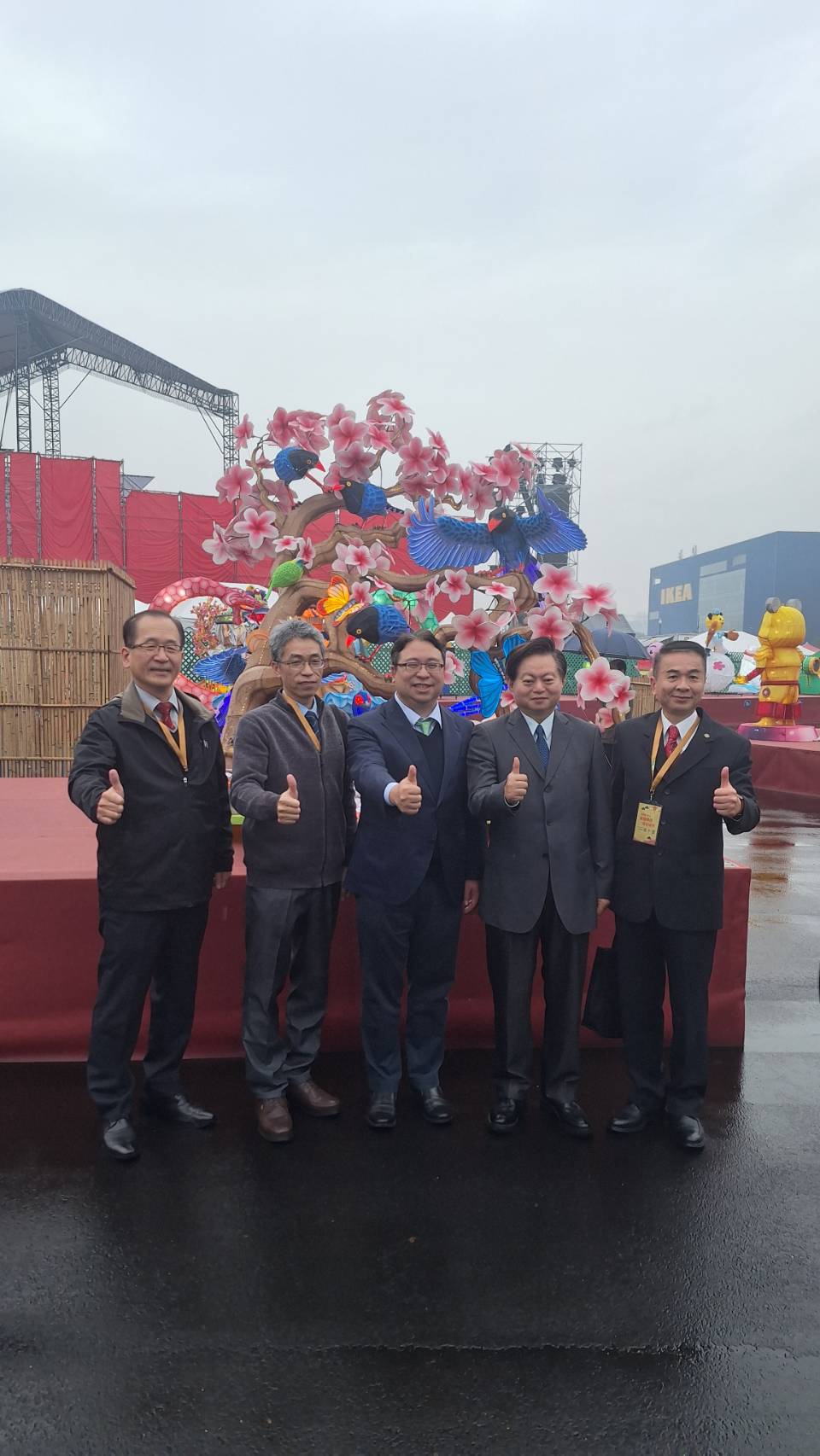 法務部政務次長黃世杰（右三）、矯正署長周輝煌（右二）、臺南第二監獄典獄長葉俊宏（左二）與燈王花燈一同合影。（圖／矯正署提供）