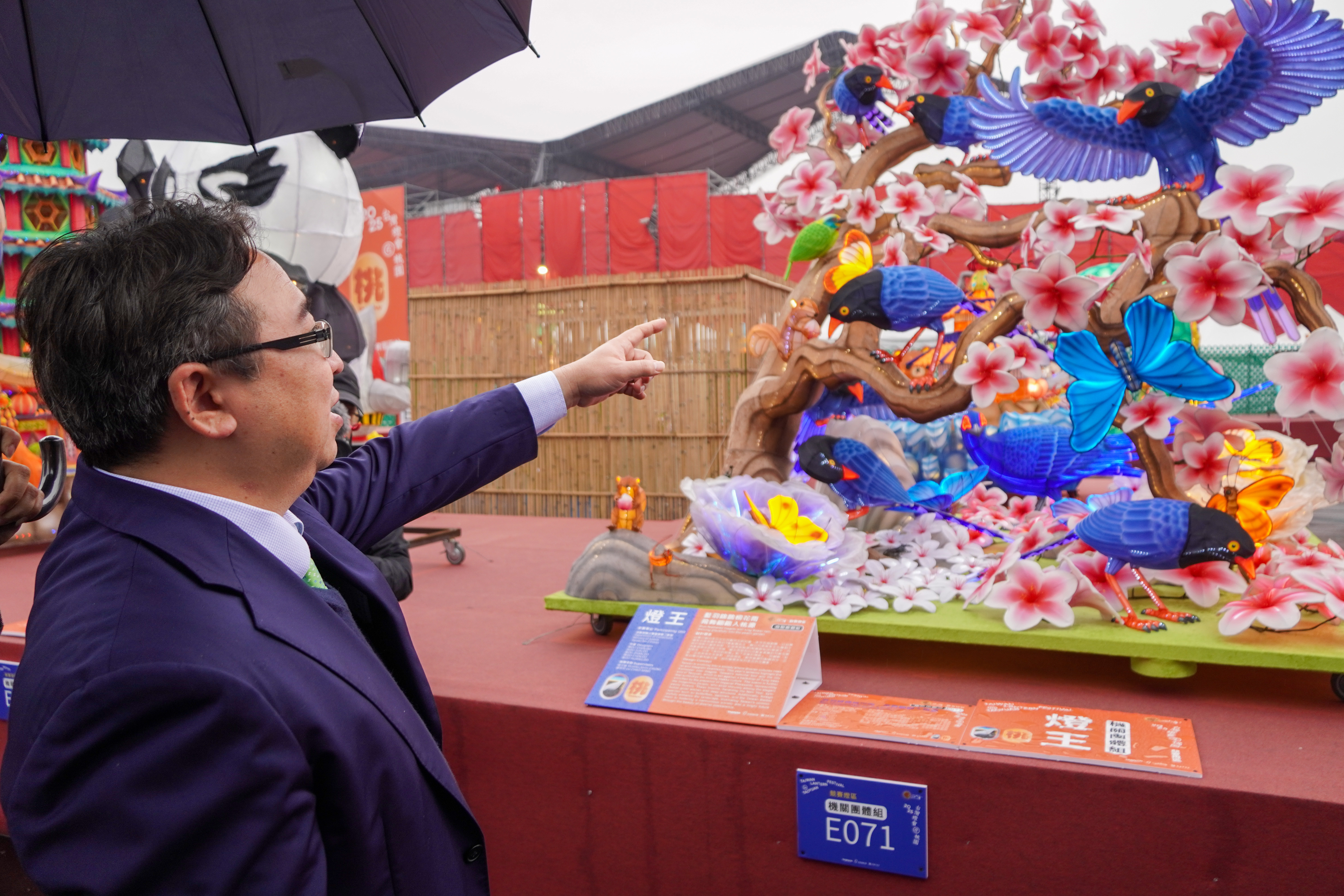 法務部政務次長黃世杰參觀2025台灣燈會拿下燈王花燈。（圖／矯正署提供）