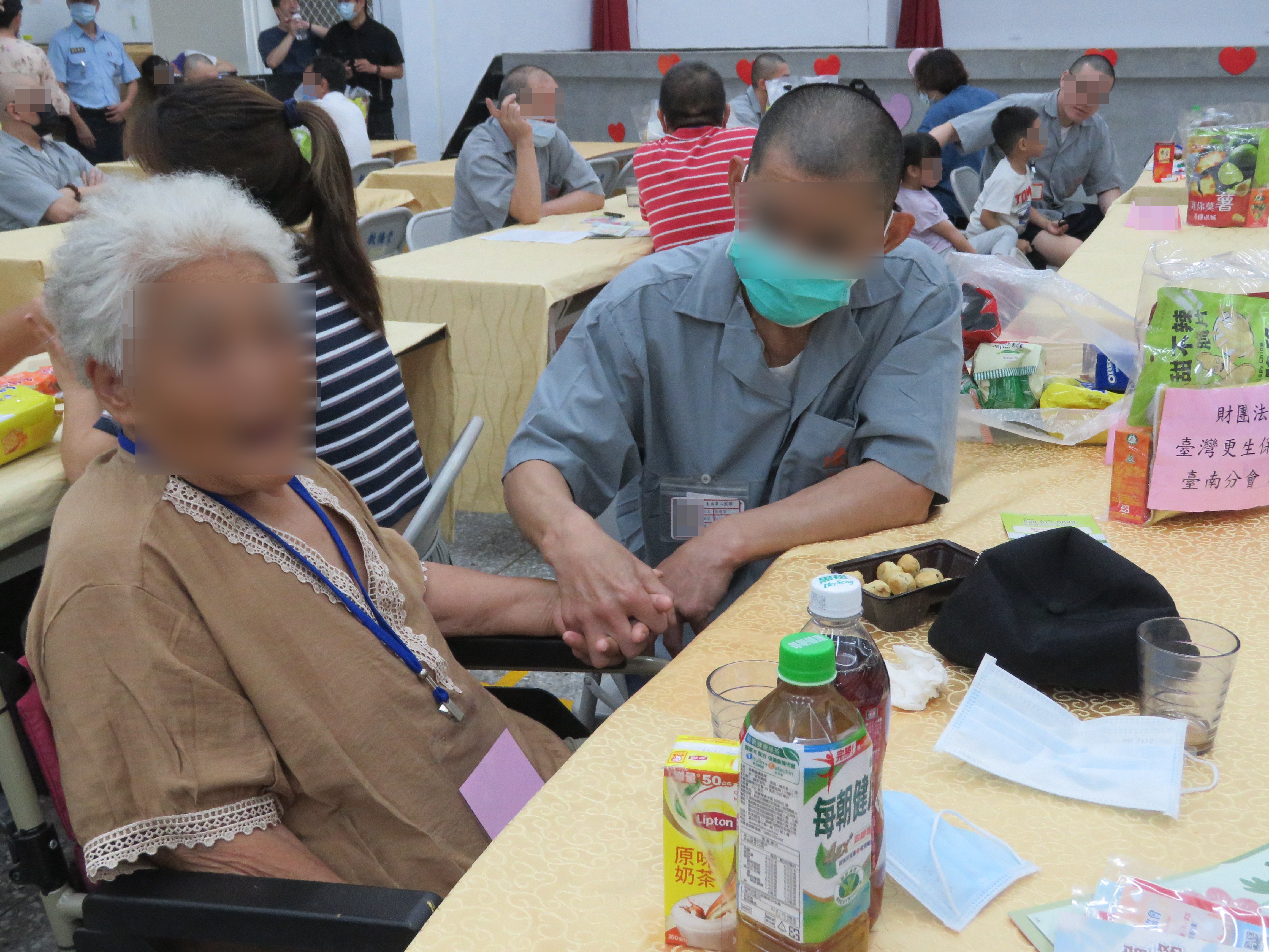 收容人不捨年邁母親坐輪椅來懇親