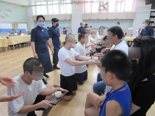 08-宗教家庭日活動中，慈濟志工帶領學員們舉行奉茶儀式