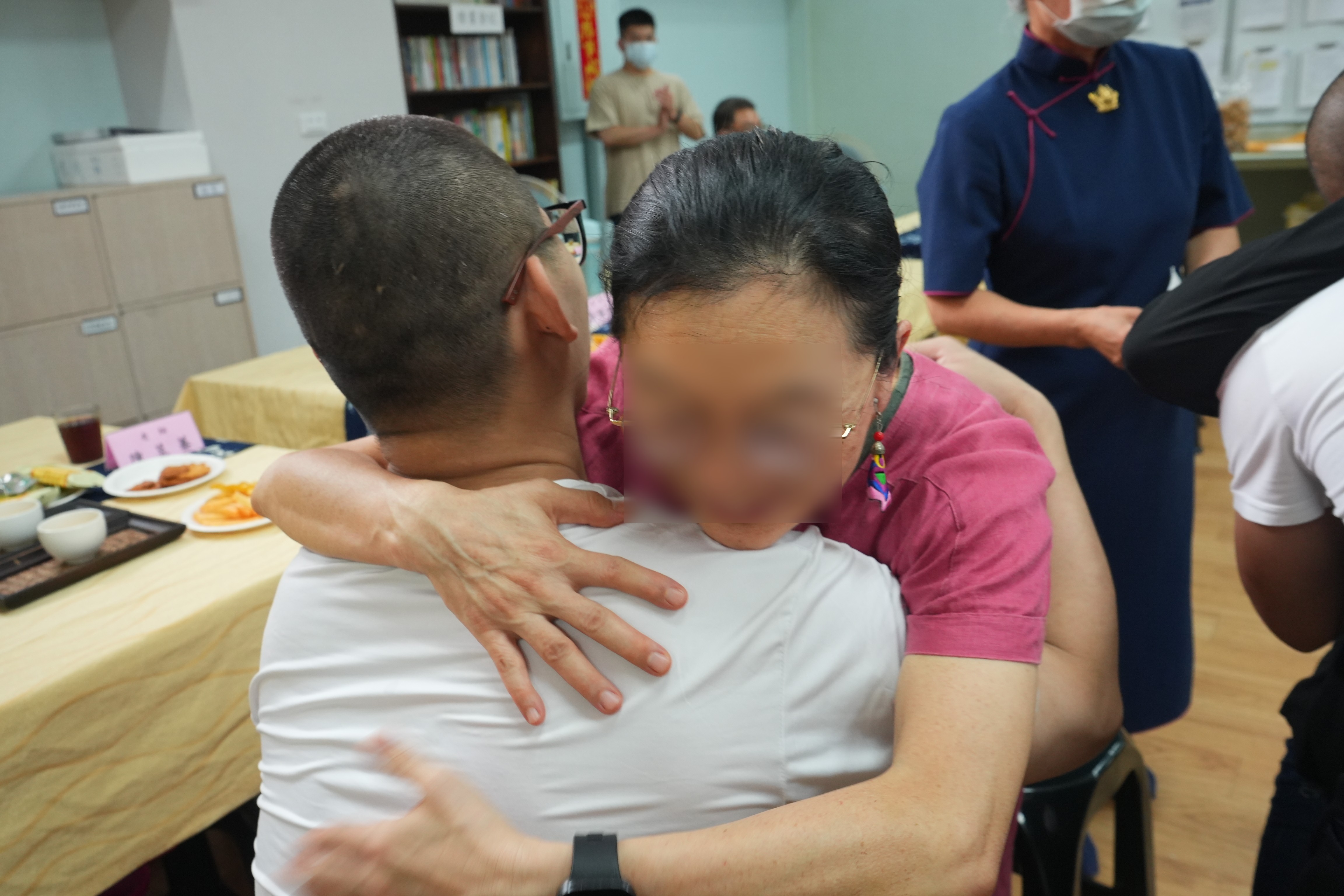 09-學員與家屬於奉茶儀式後深深擁抱