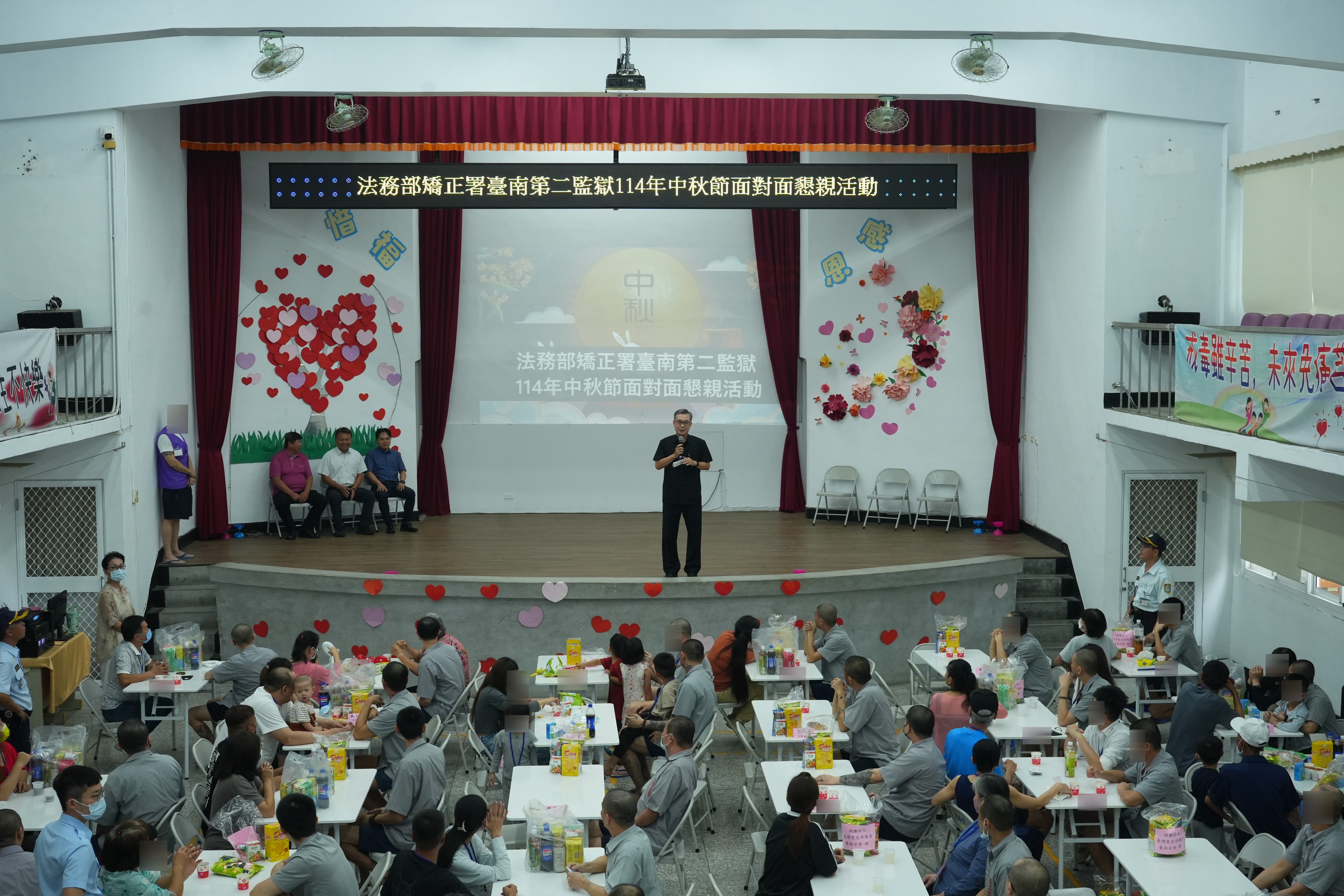 本監典獄長陳育鼎勉勵收容人及遠道而來的家屬