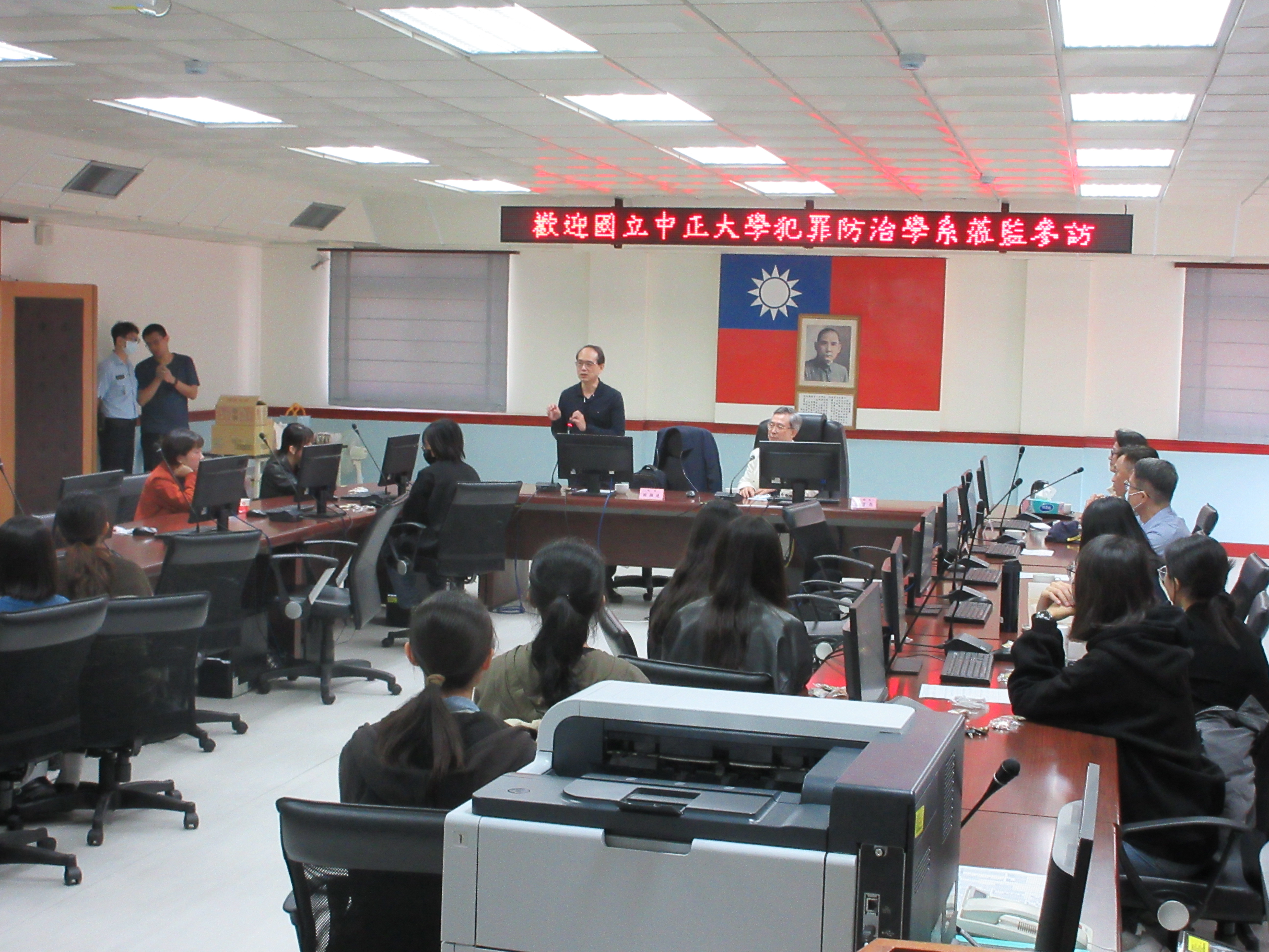 中正大學賴擁連教授率犯防系參訪
