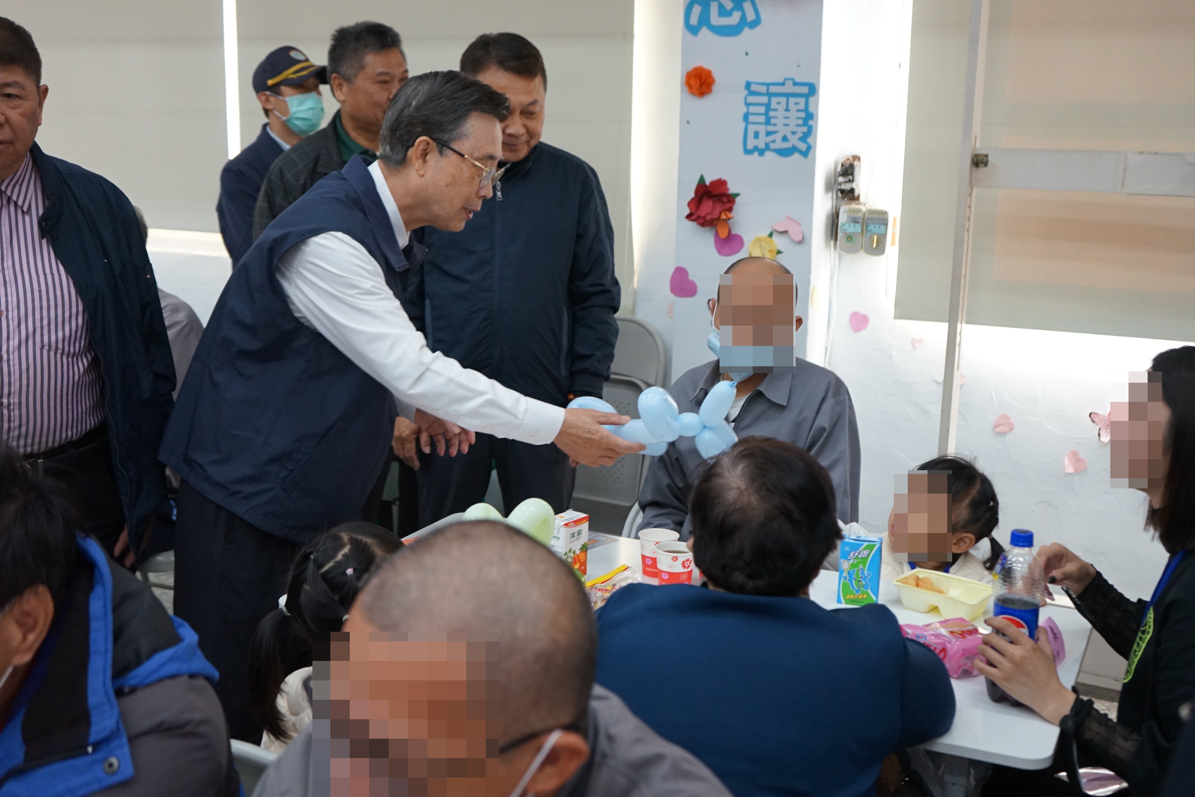 典獄長贈送汽球讓家人共享溫馨時刻