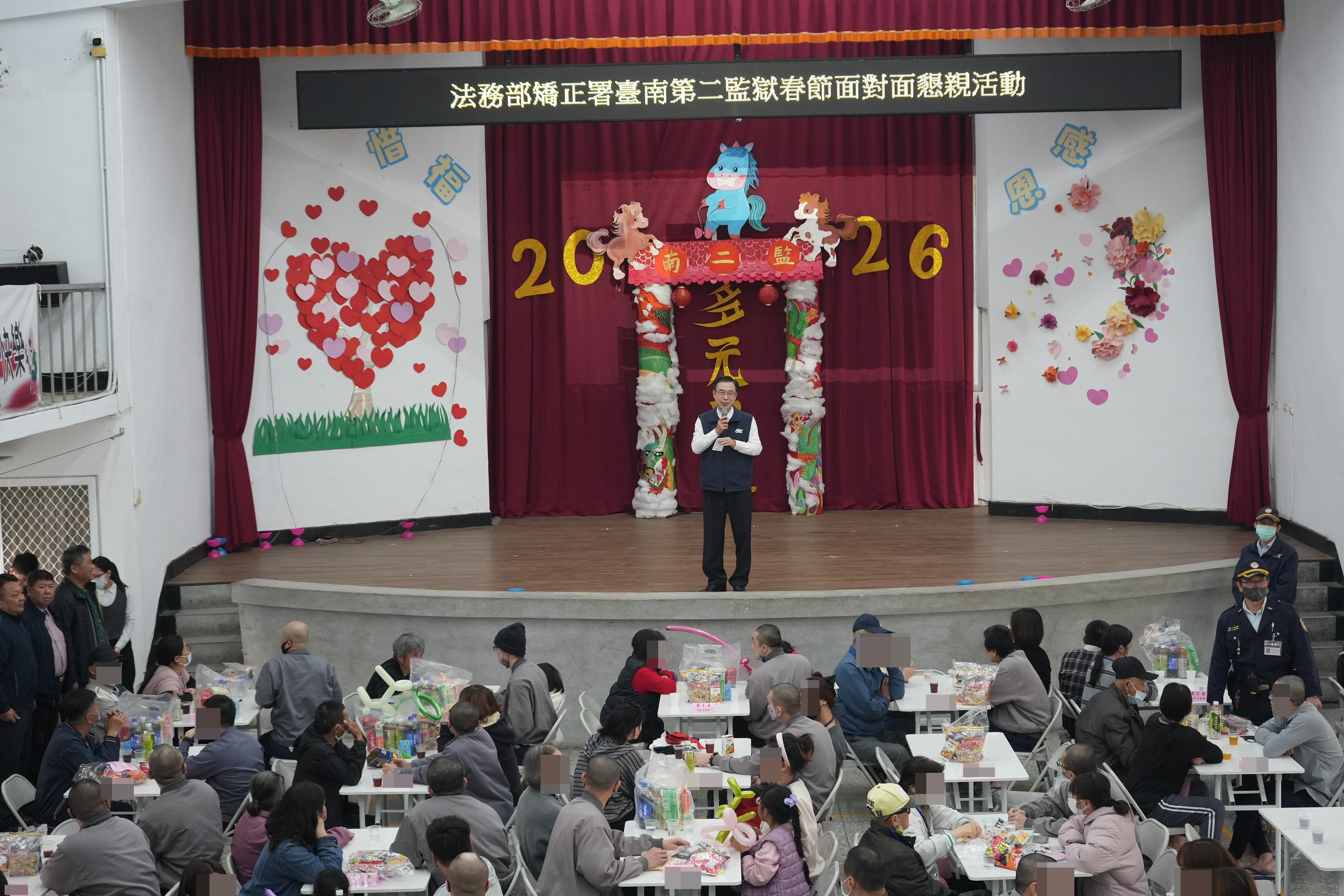 南二監陳育鼎典獄長勉勵收容人及遠道而來的家屬