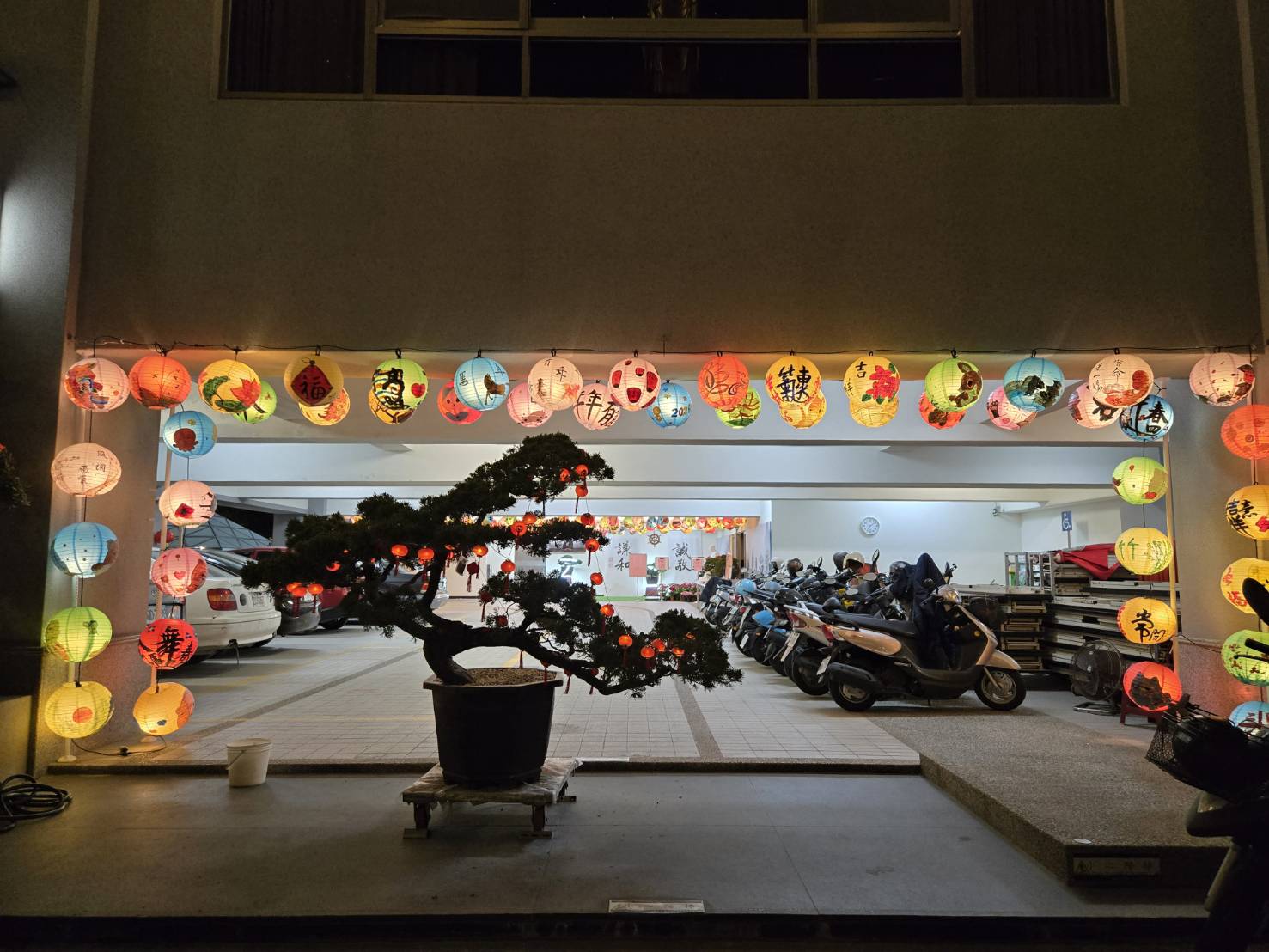 極樂寺彩繪燈籠拱門(局部)