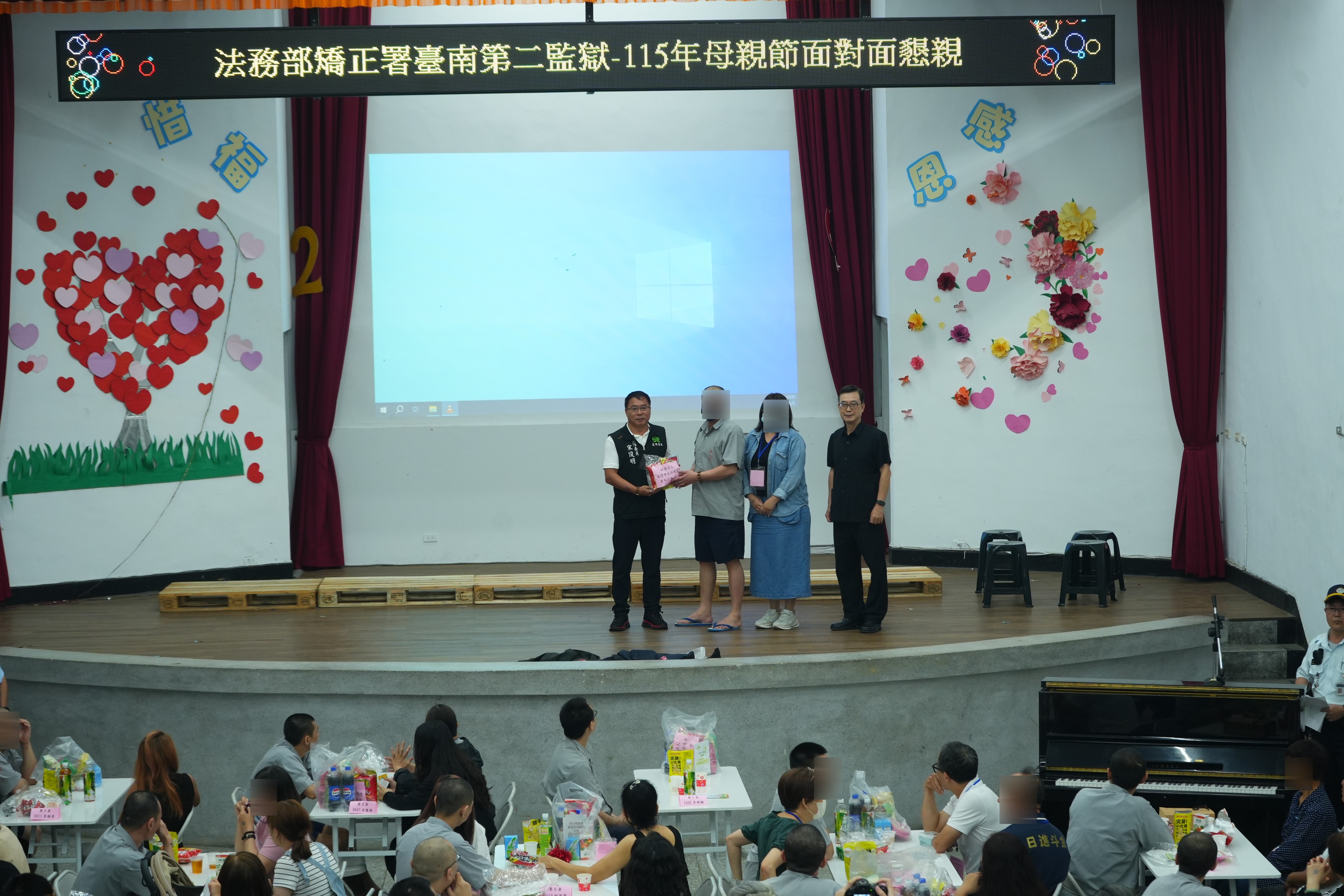 財團法人更生保護會臺南分會宋俊明主任委員致贈收容人懇親包