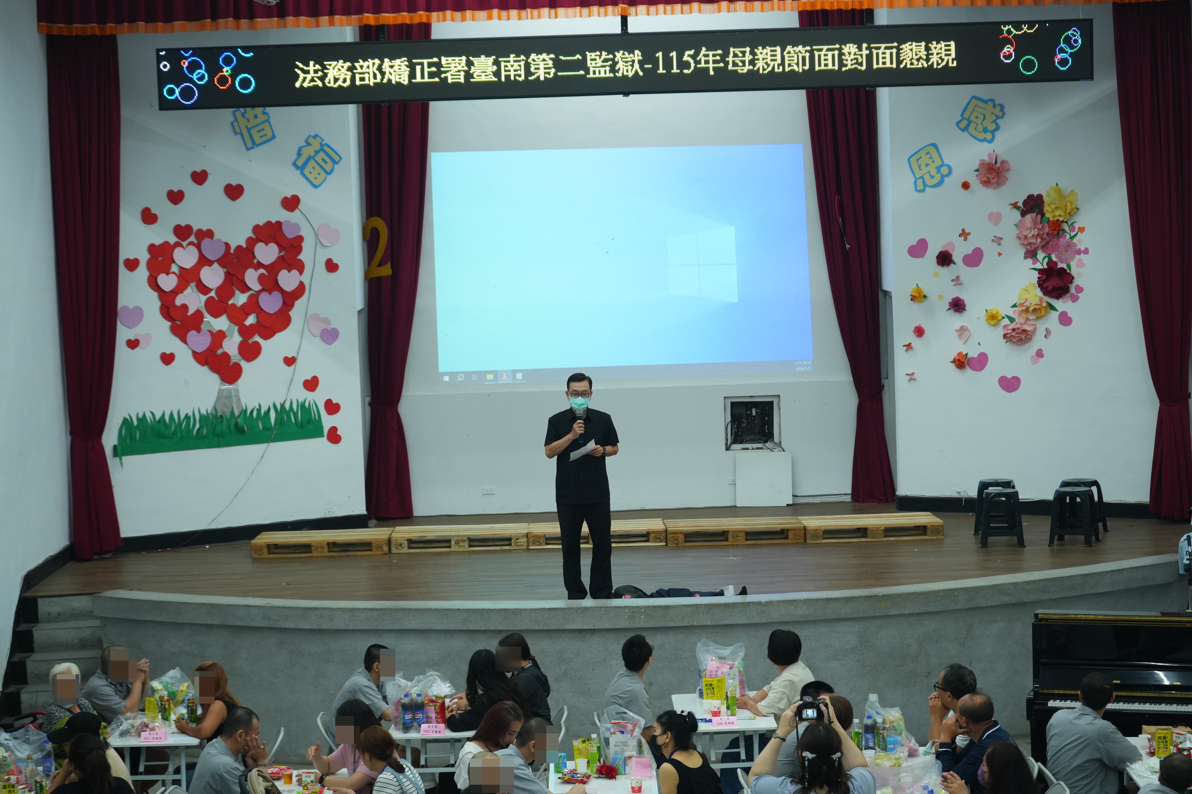 本監典獄長陳育鼎勉勵收容人及遠道而來的家屬
