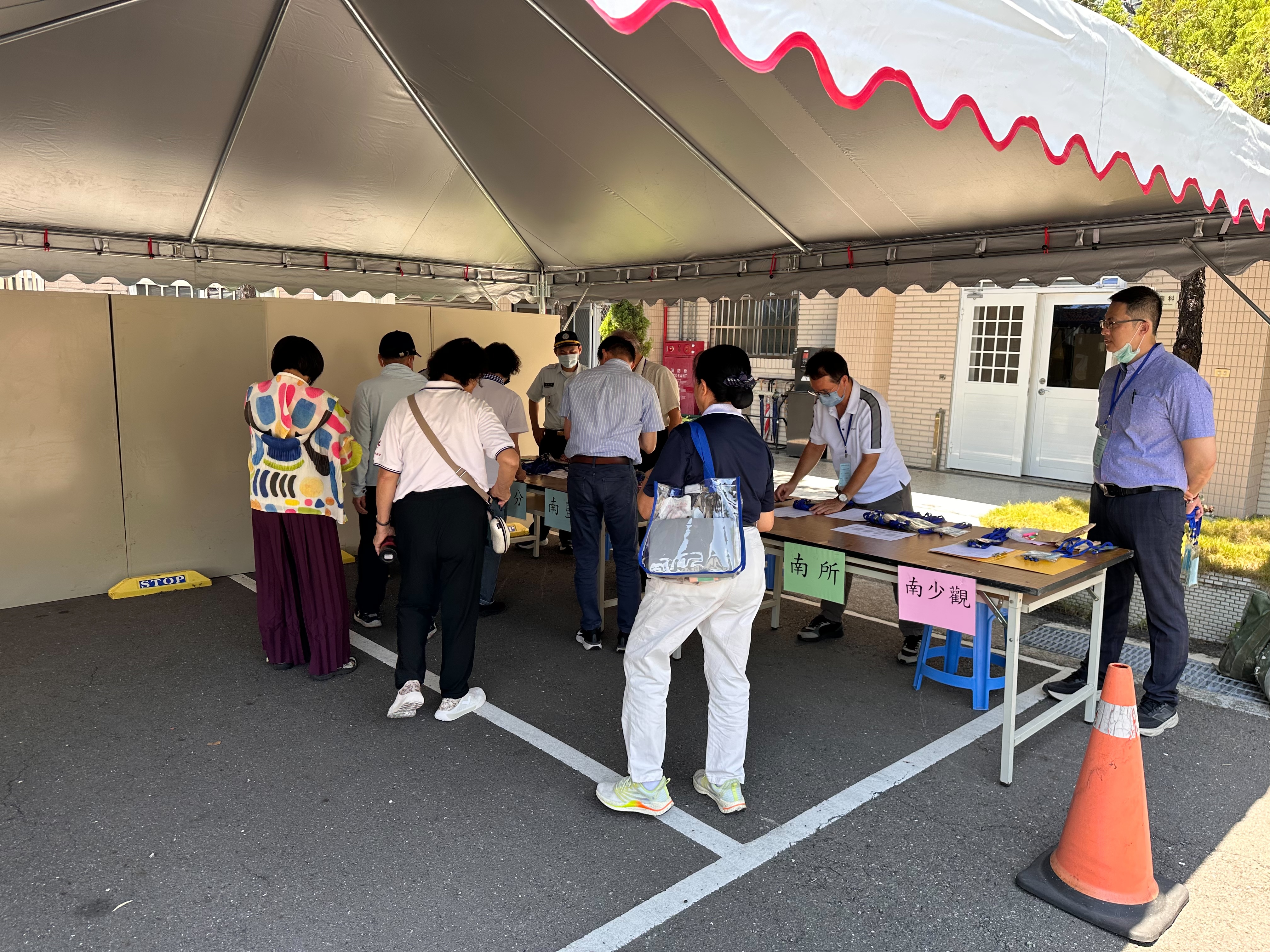 本監教誨師引導志工報到